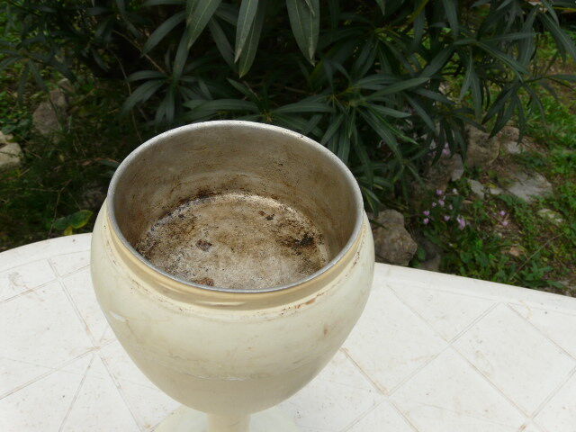 Tulip and culbuto standing ashtray