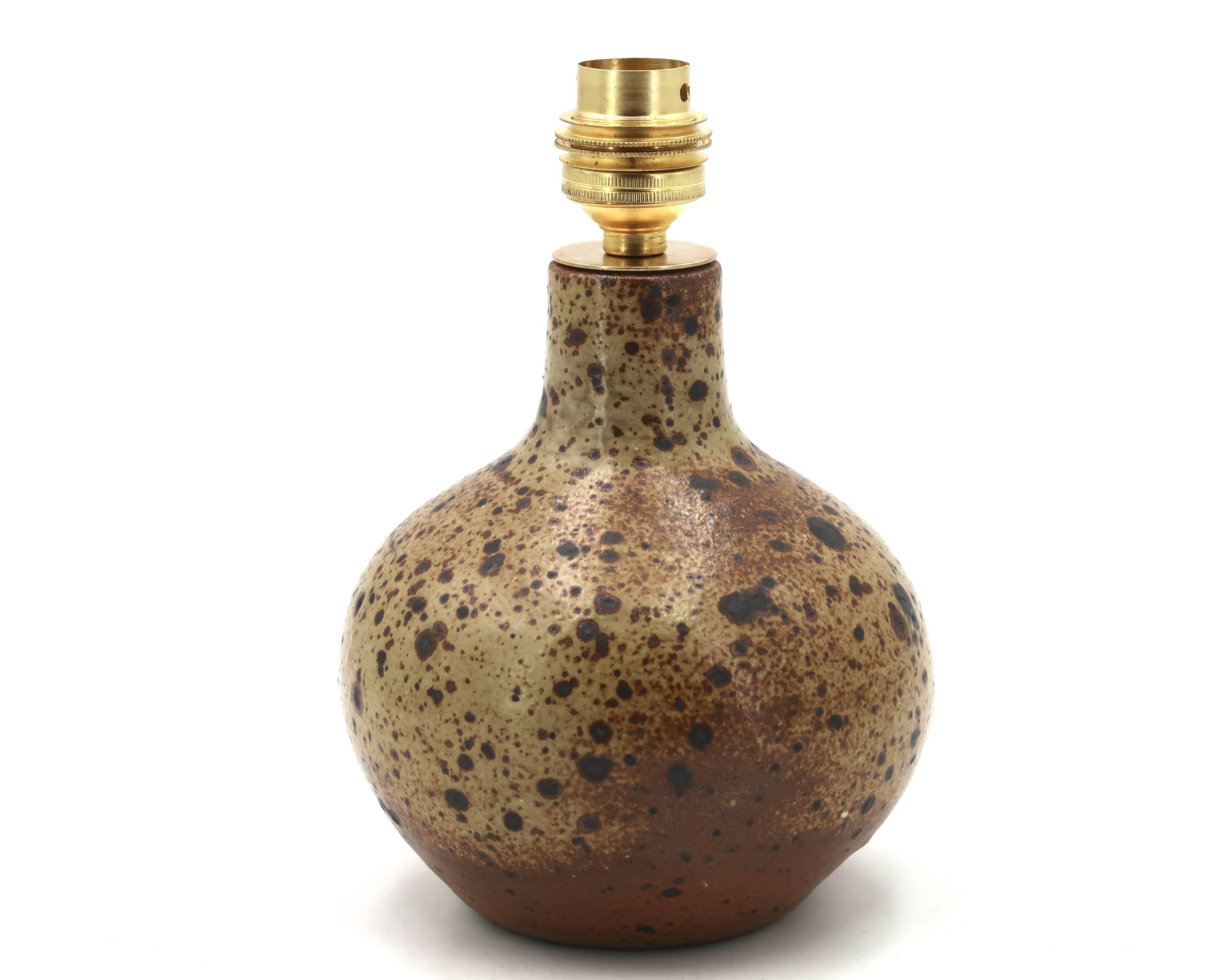 Lampe en grès, abat jour blanc, années 70