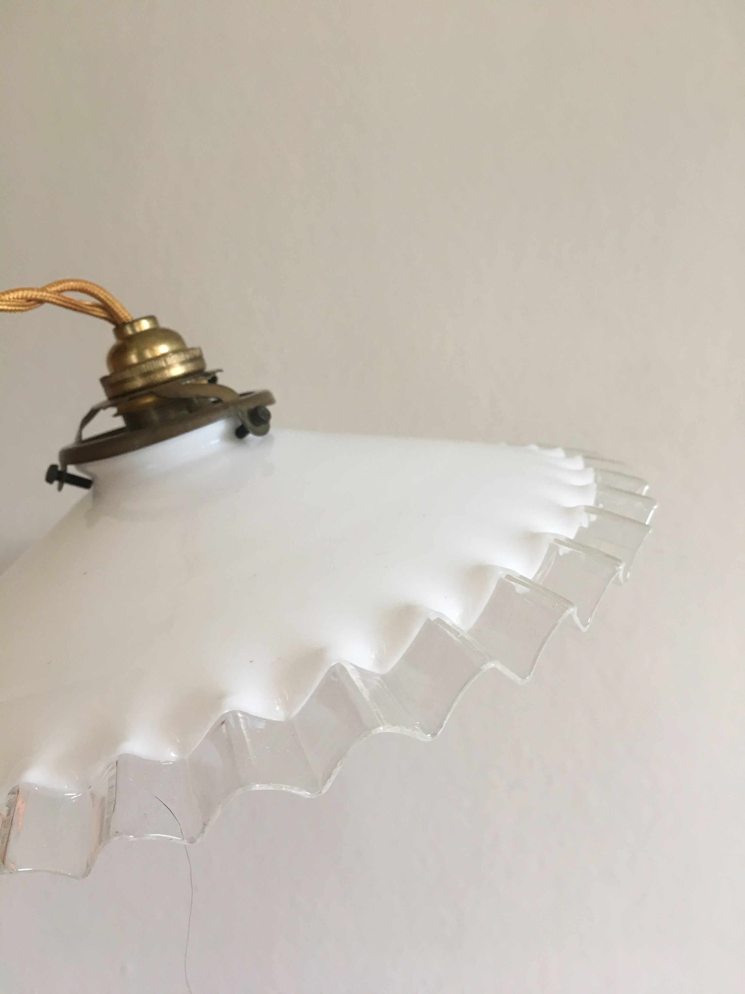 Suspension in serrated white opaline