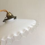 Suspension in serrated white opaline