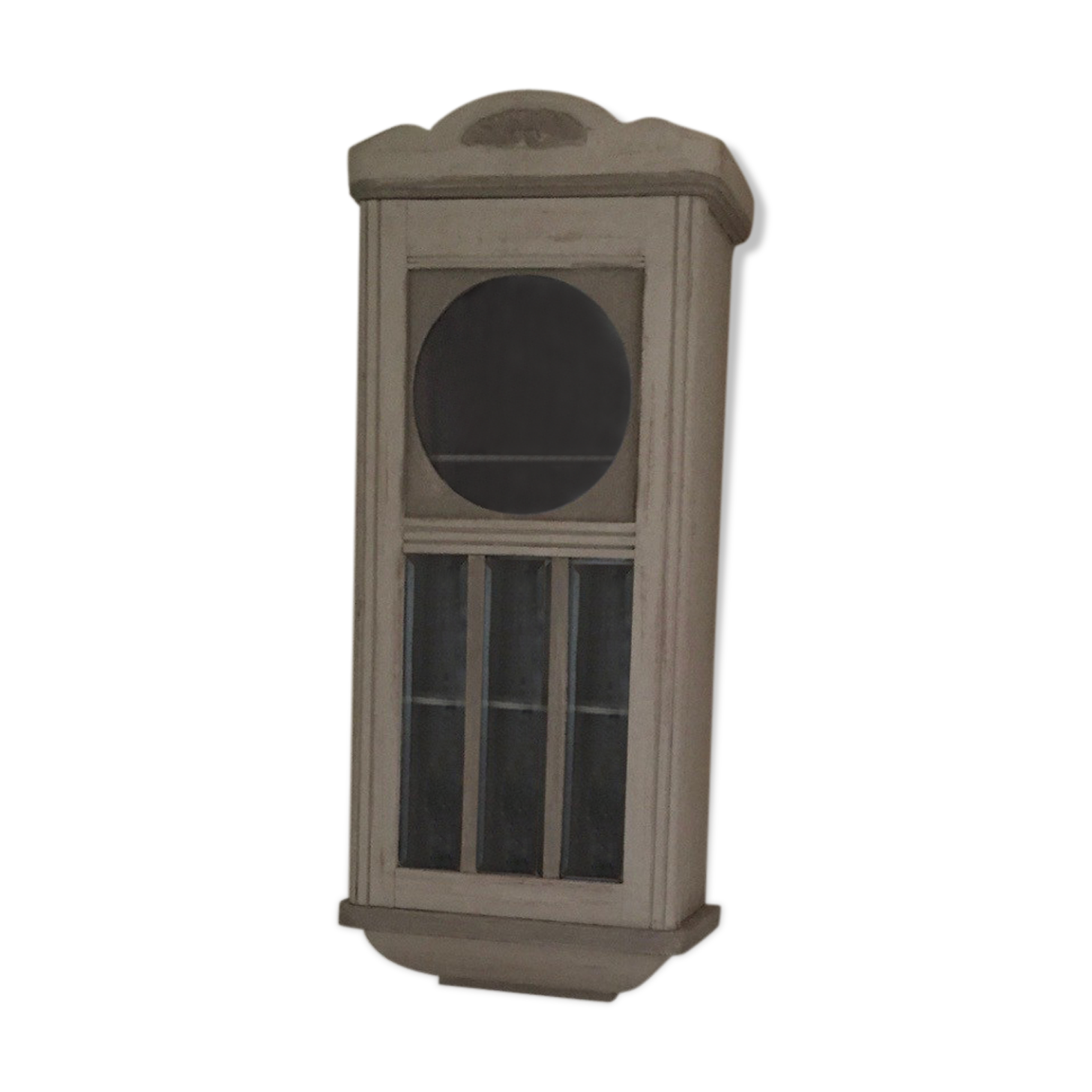 Showcase with bevelled glasses