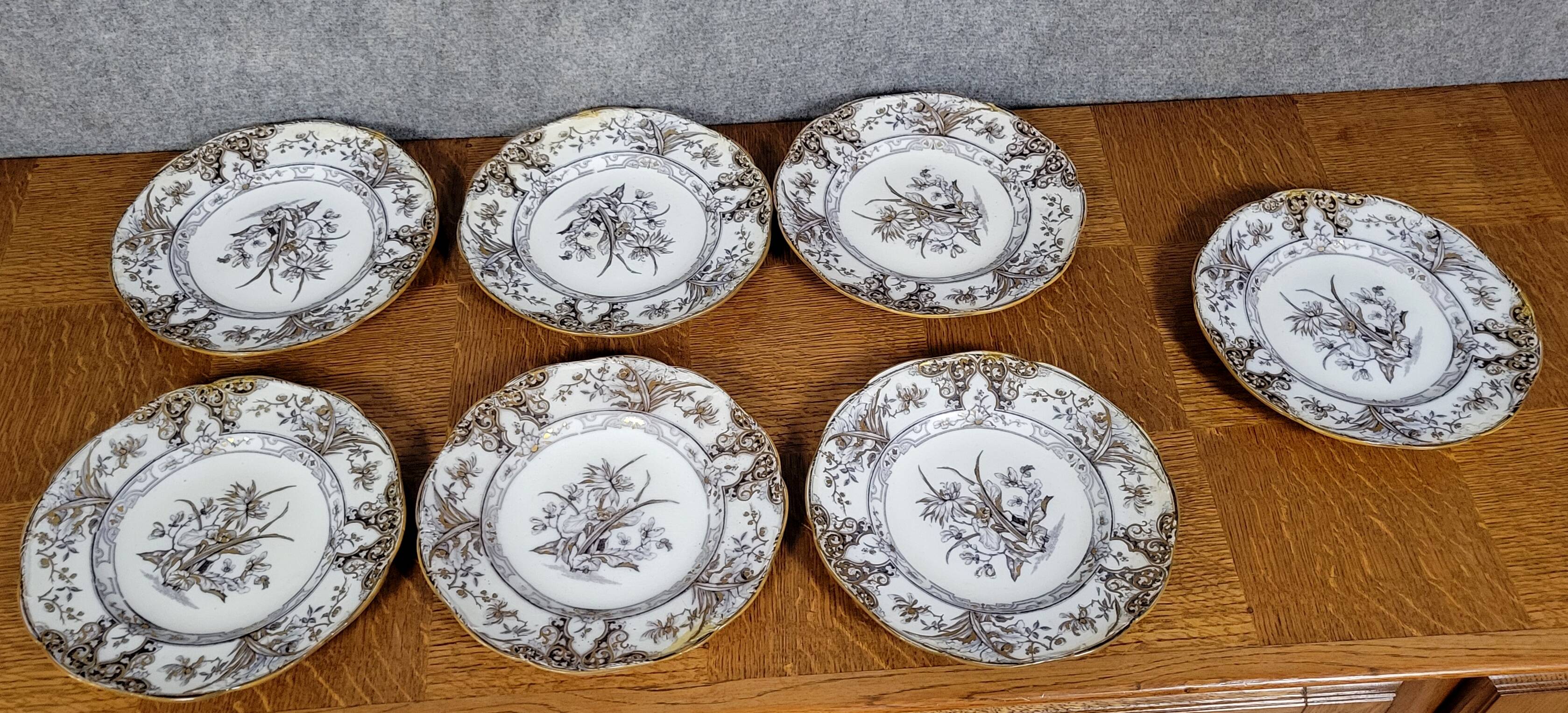 Set of 6 plates plus 1 in English porcelain, early 20th century