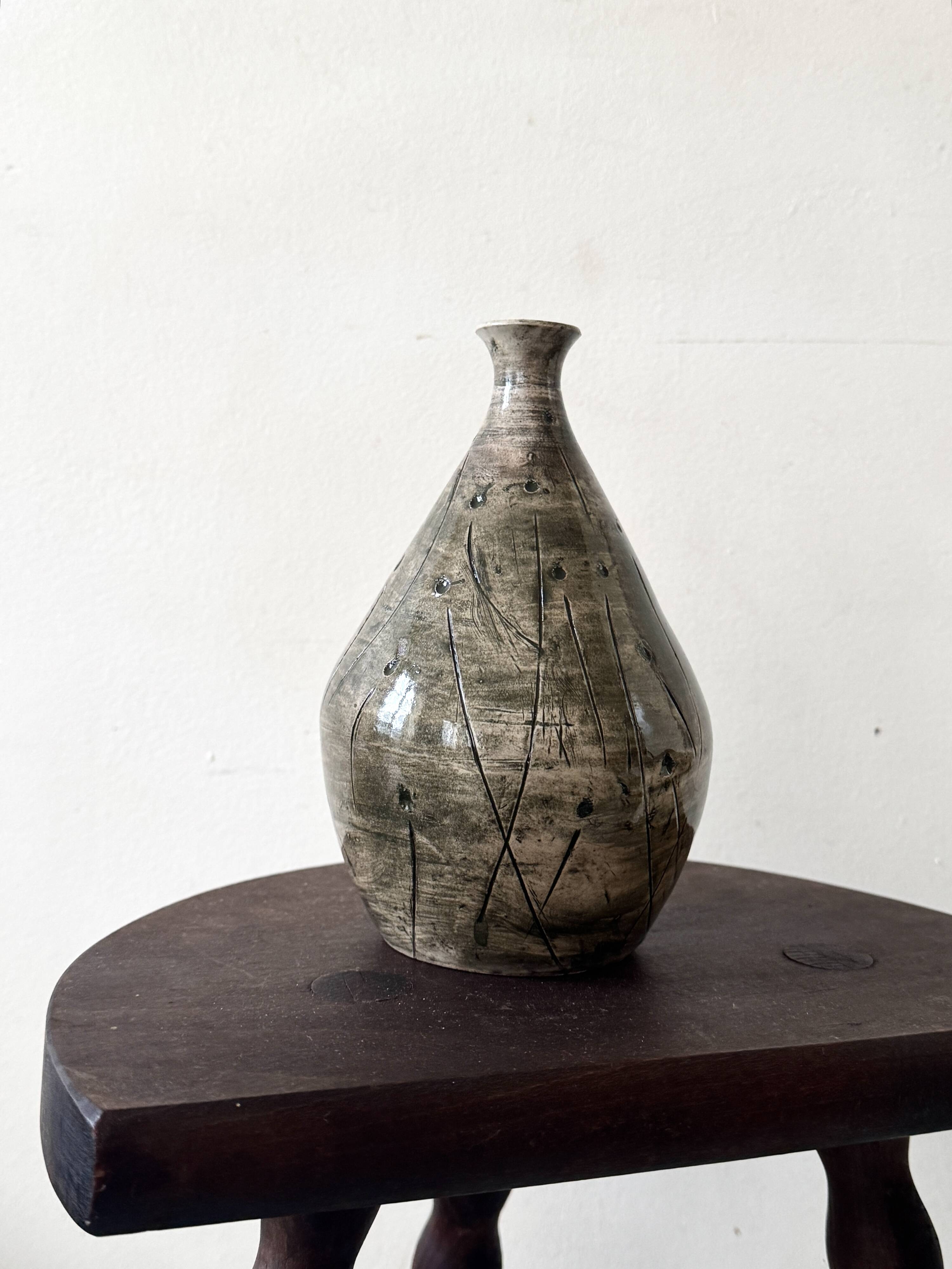 Japandi vase in glazed and incised ceramic, signed with a stamp.