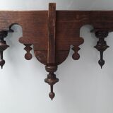 Fronton ancien en bois sculpté et tourné
