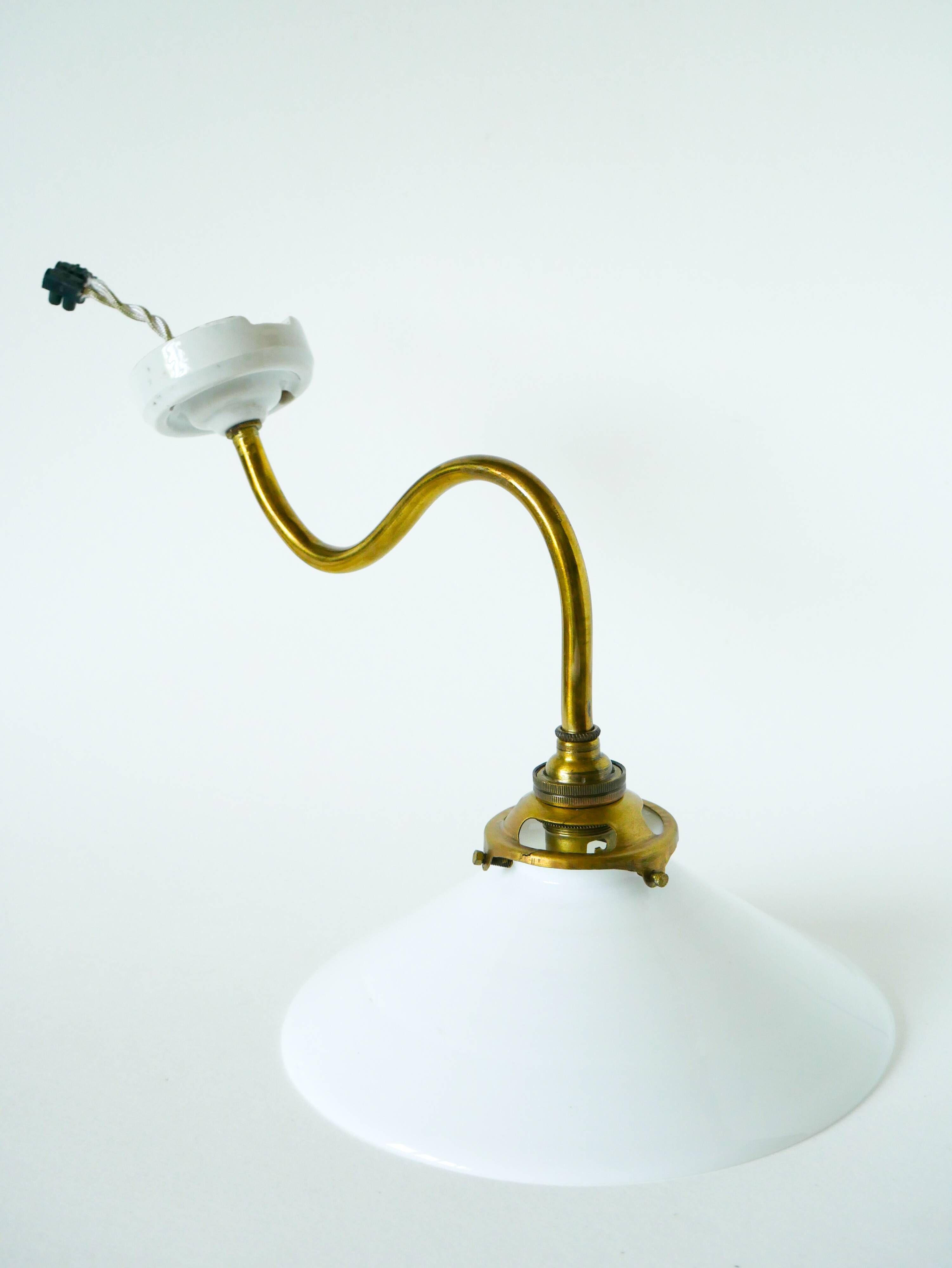 Swan neck wall light in smooth opaline and brass, early 20th century.