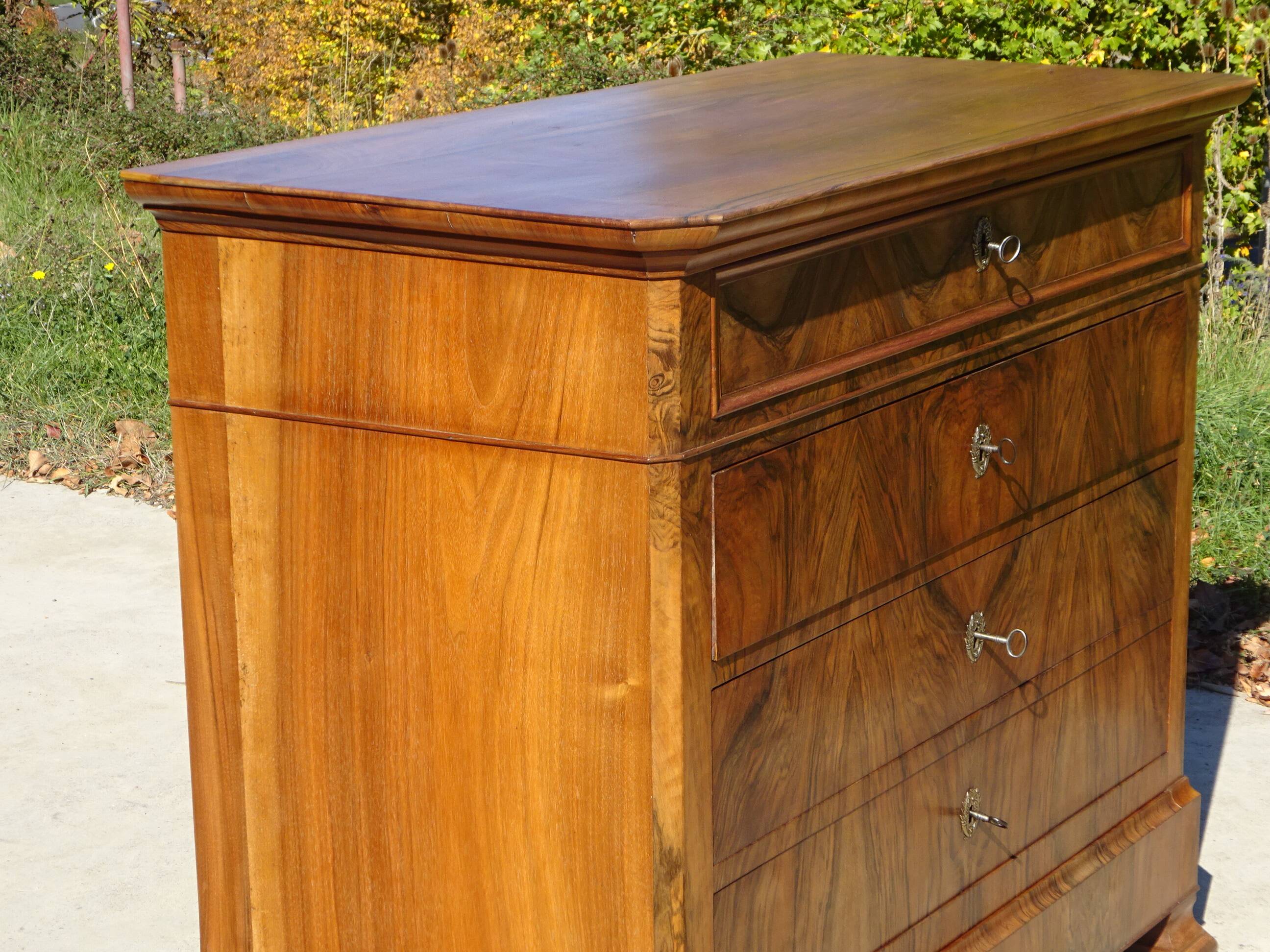 Ancienne commode en noyer et ronce de noyer