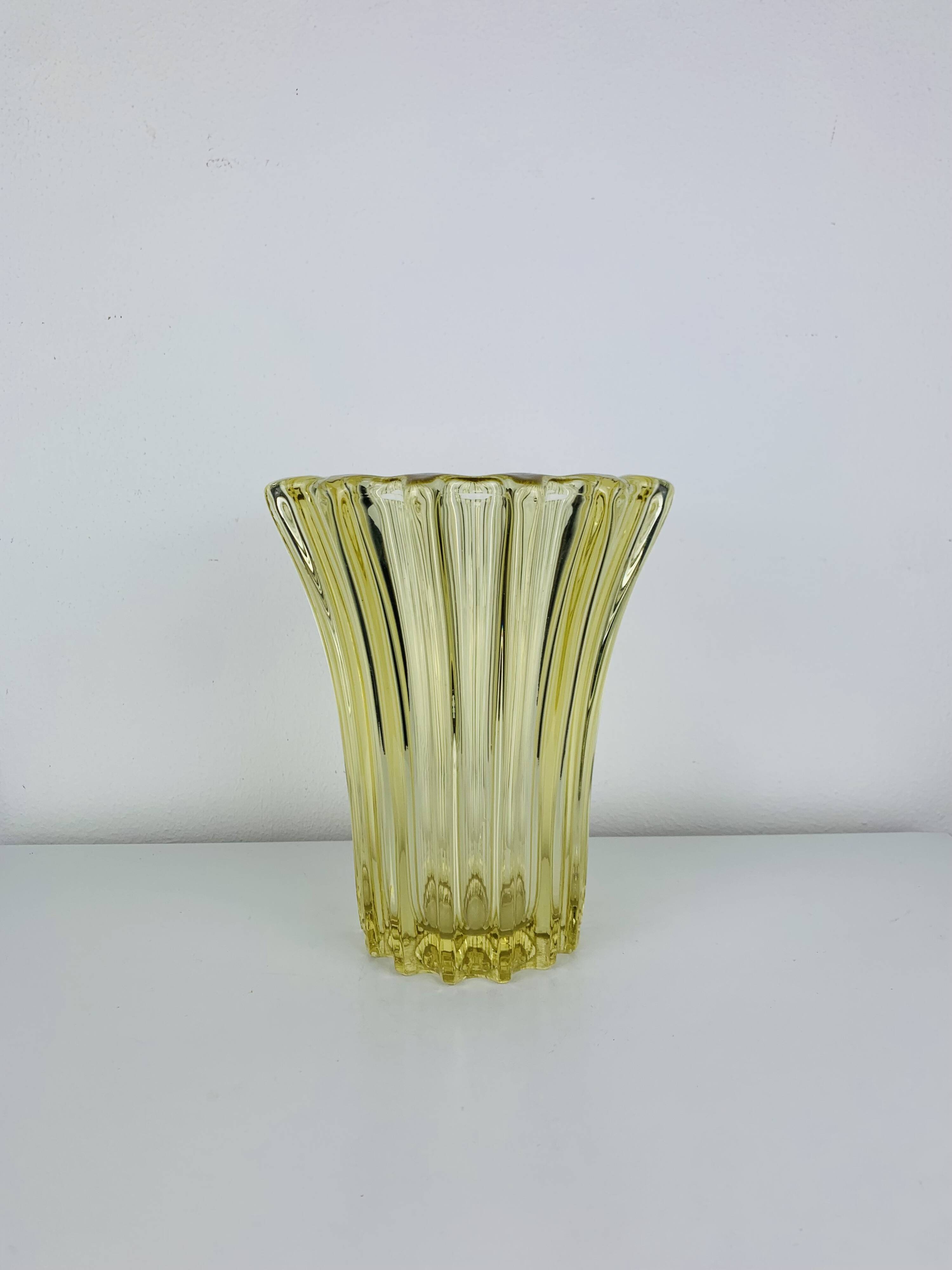 Vase art déco par Pierre D'Avesn, verre jaune