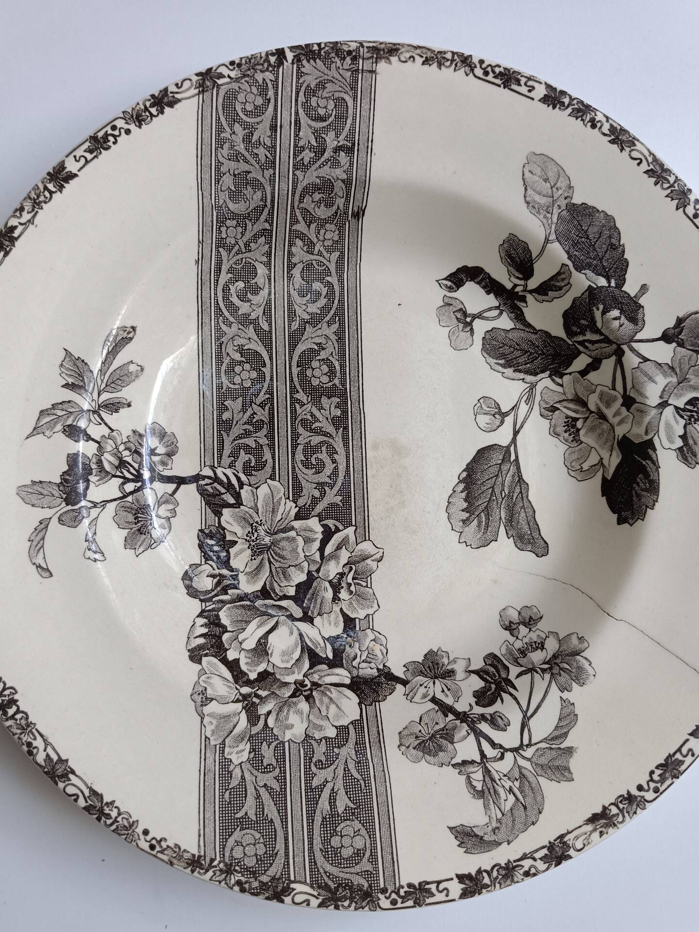 Hollow decorative plate Choisy-le-Roi black flowers and border