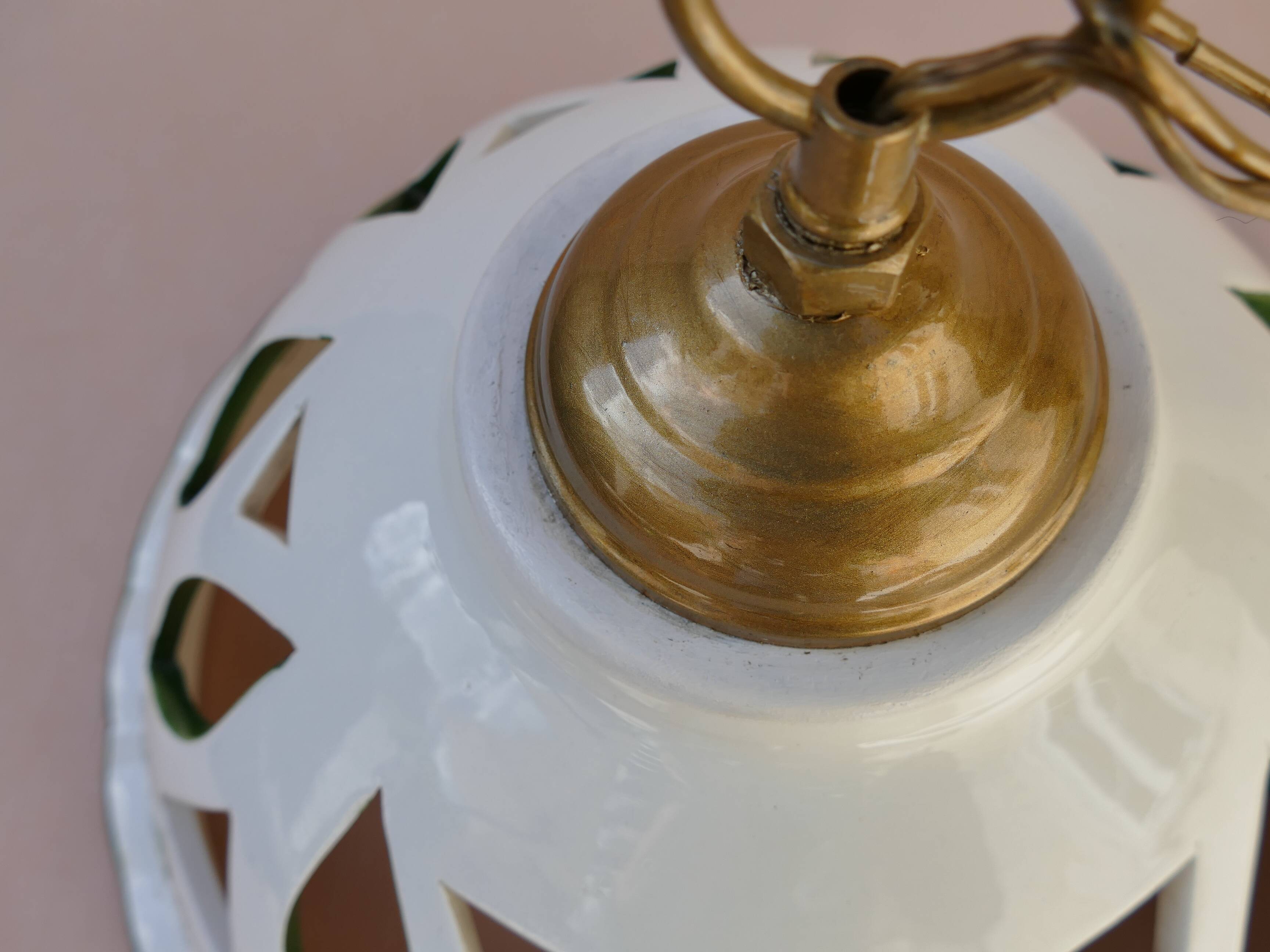 Enamelled metal luminaire suspension