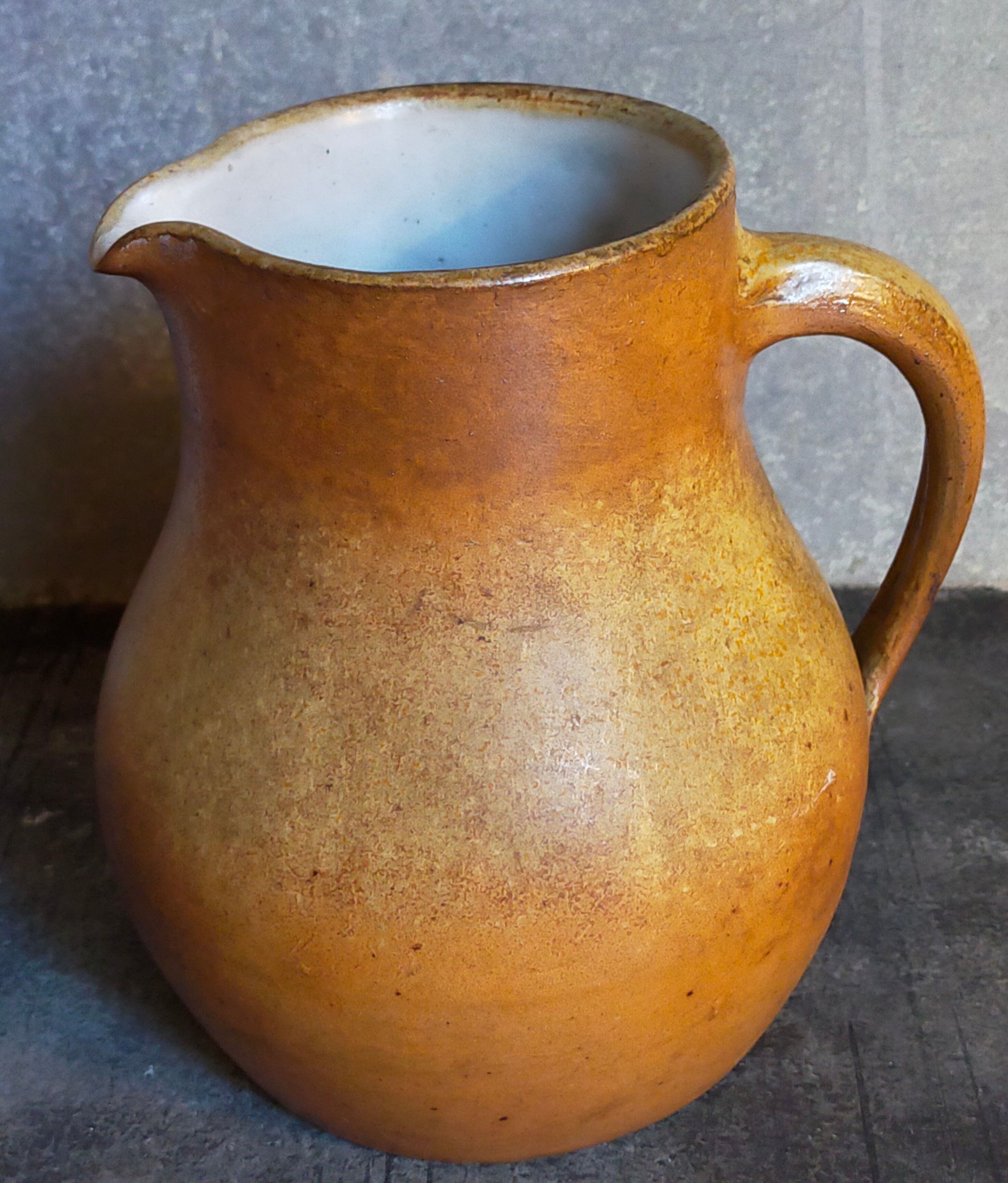 Pitcher Art-Populaire in ancient sandstone