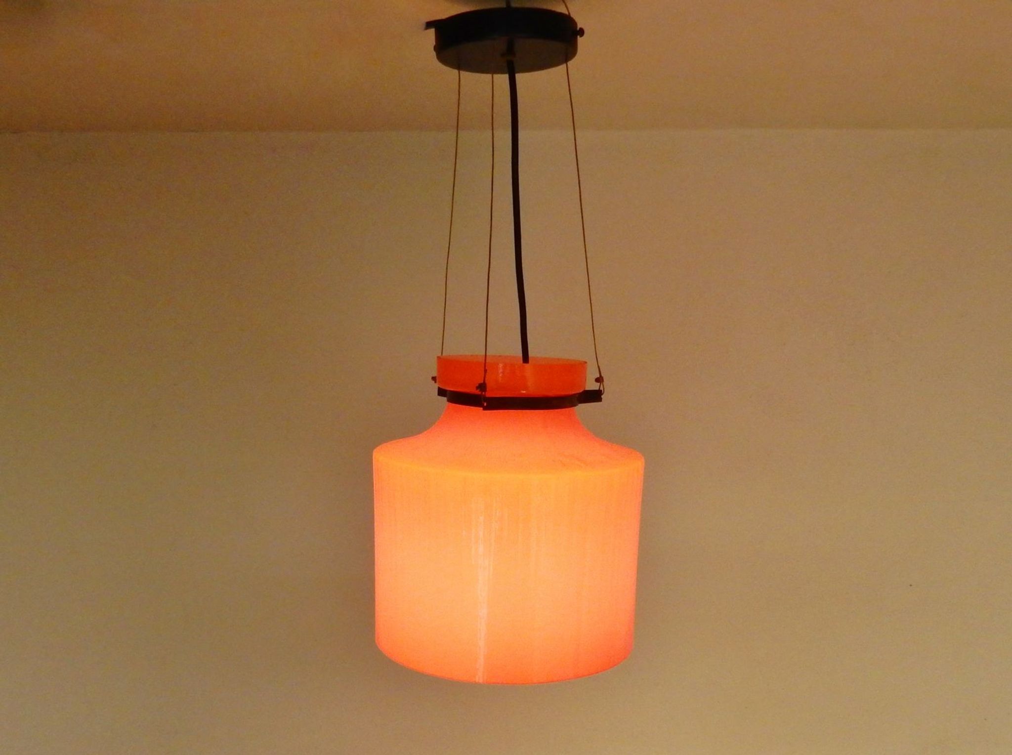 Suspension structure ondulée en verre orange 1970s
