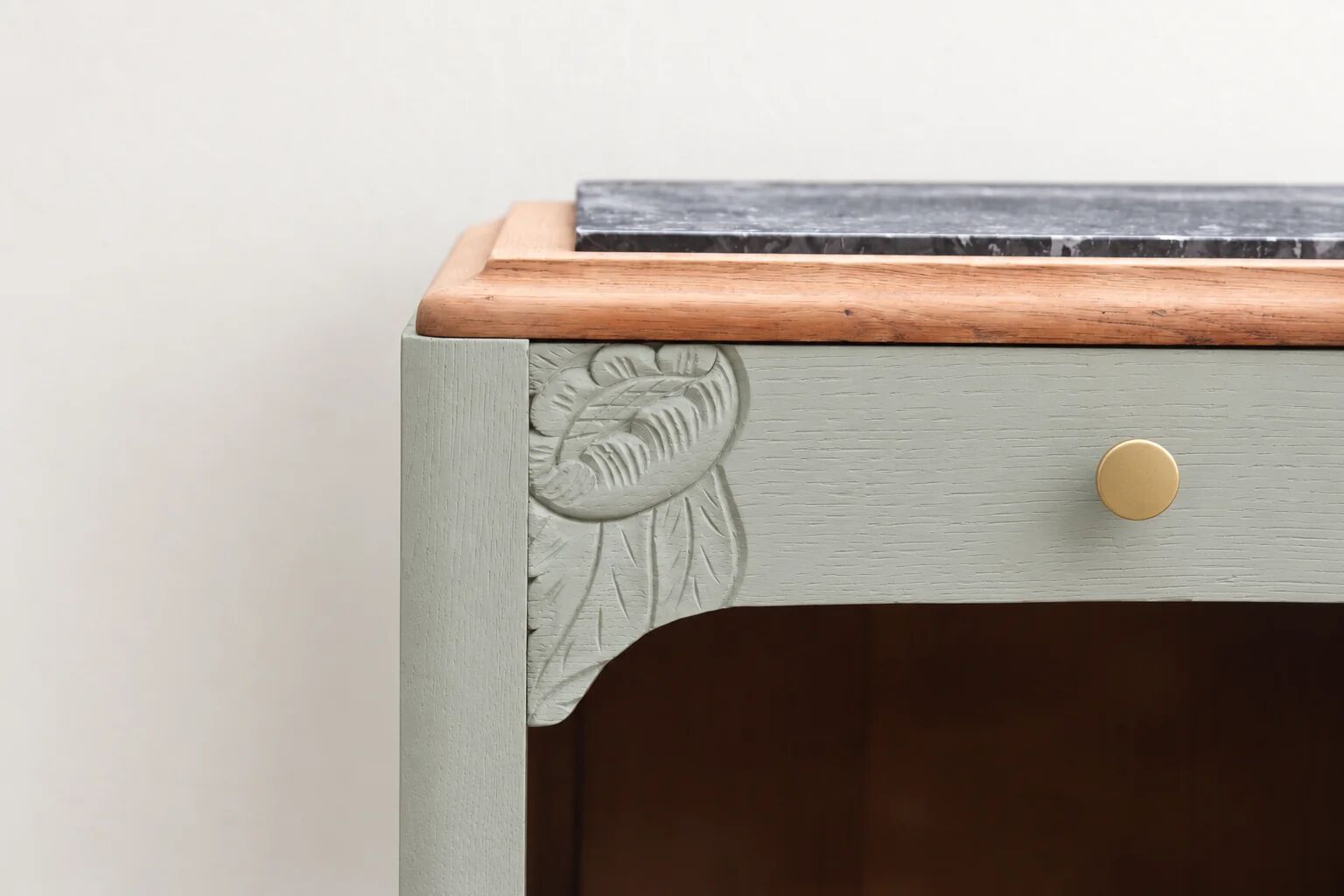 Renovated antique Art Deco bedside table – Lézard Green Pure & Paint, natural wood and marble top.
