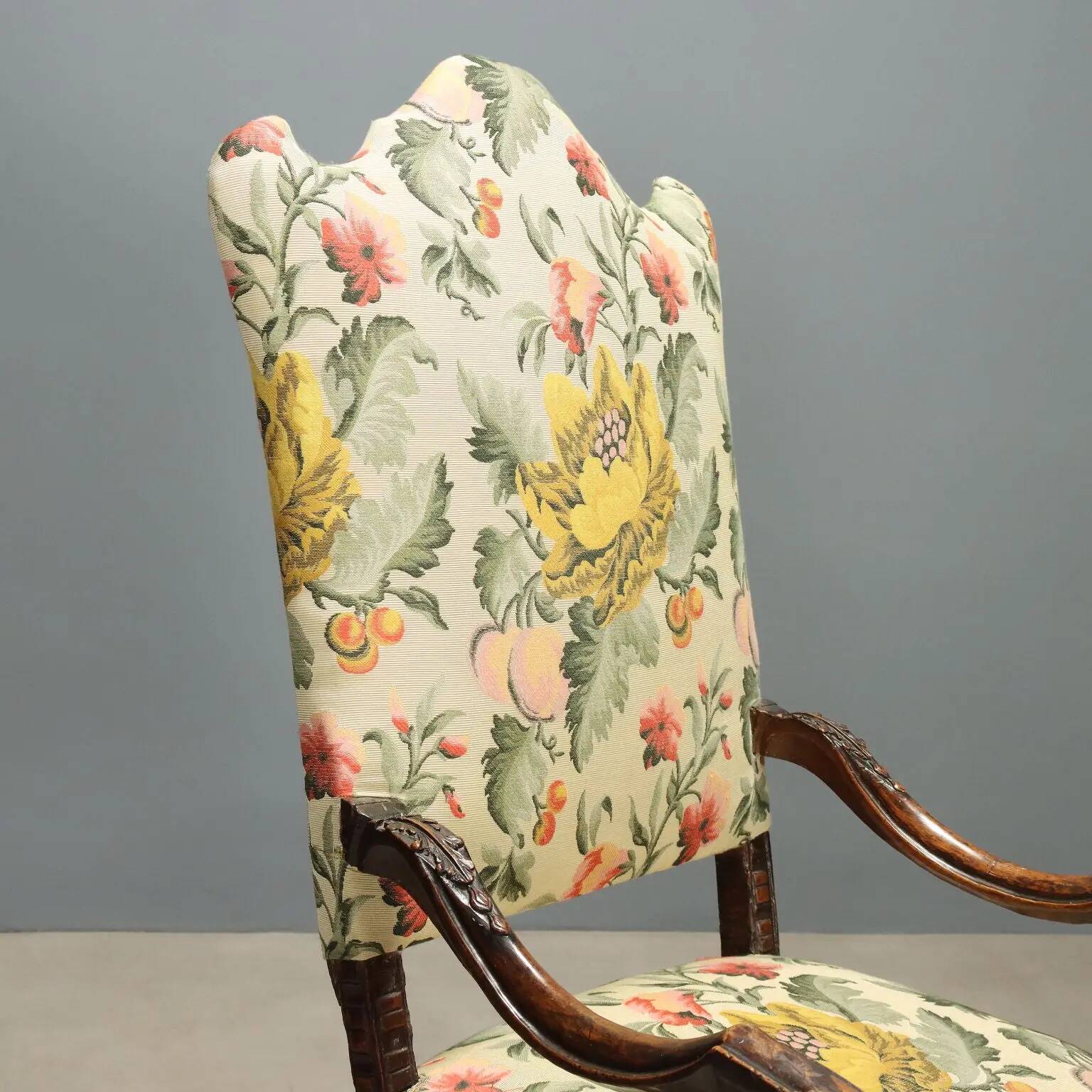Fauteuil baroque ancien en noyer et tissu, Italie, XVIIIe siècle