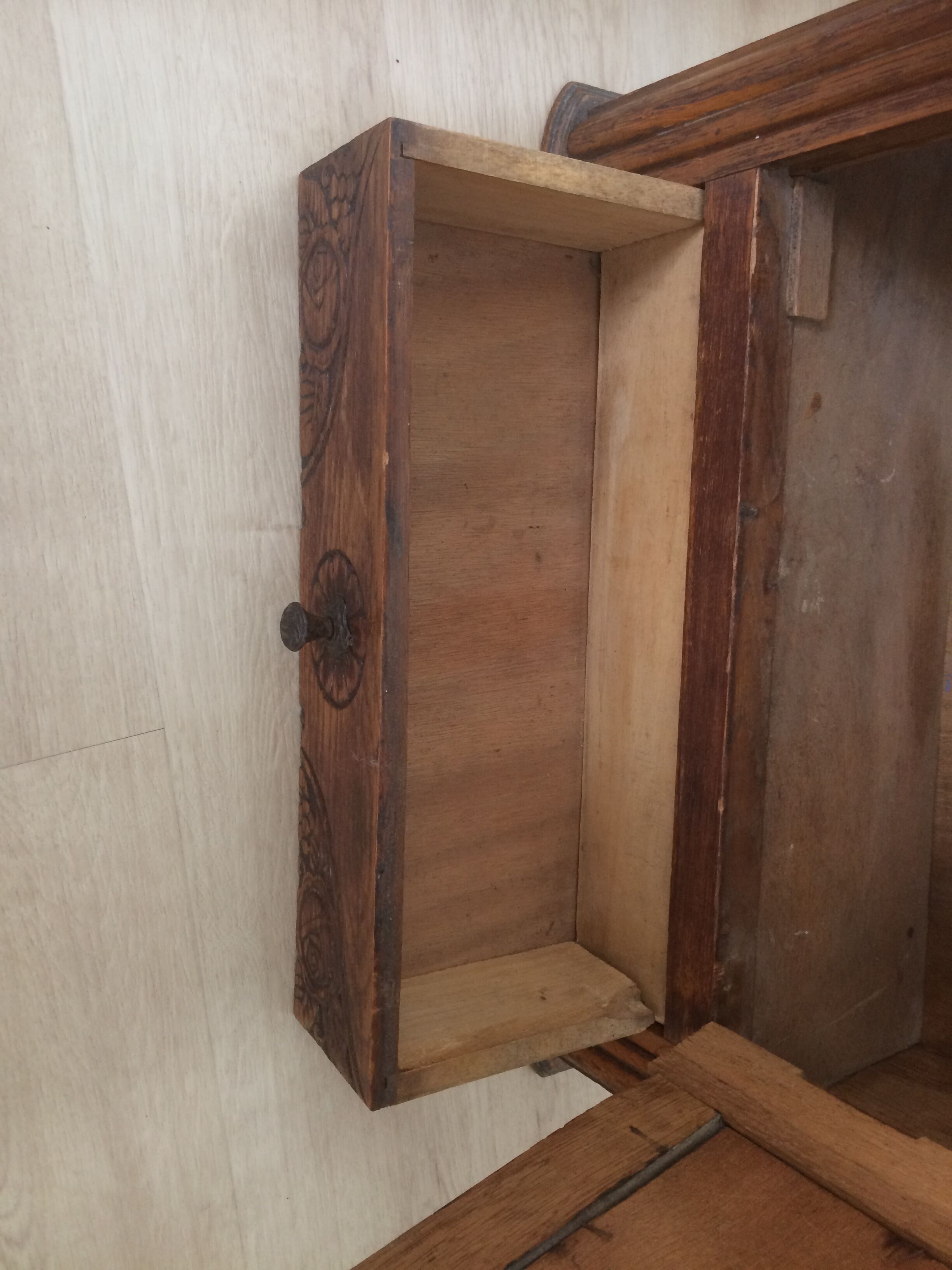 Armoire murale ancienne