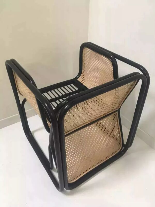 Fauteuil en rotin laqué noir et cannage naturel