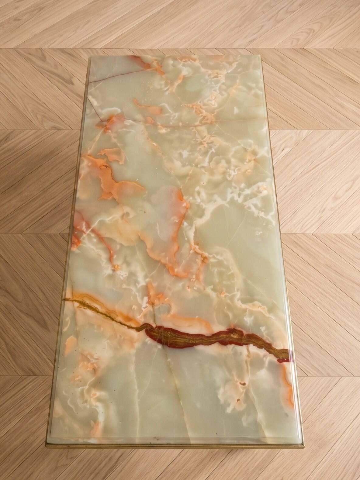 Retro coffee table in onyx marble and gold metal