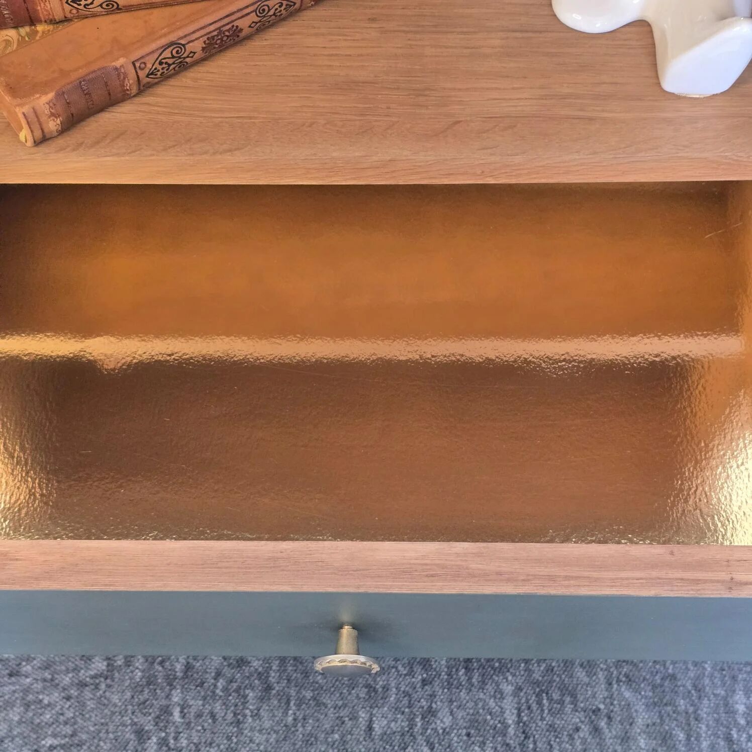 Renovated vintage bedside table in wood, with tapered legs – Matt green & gold background