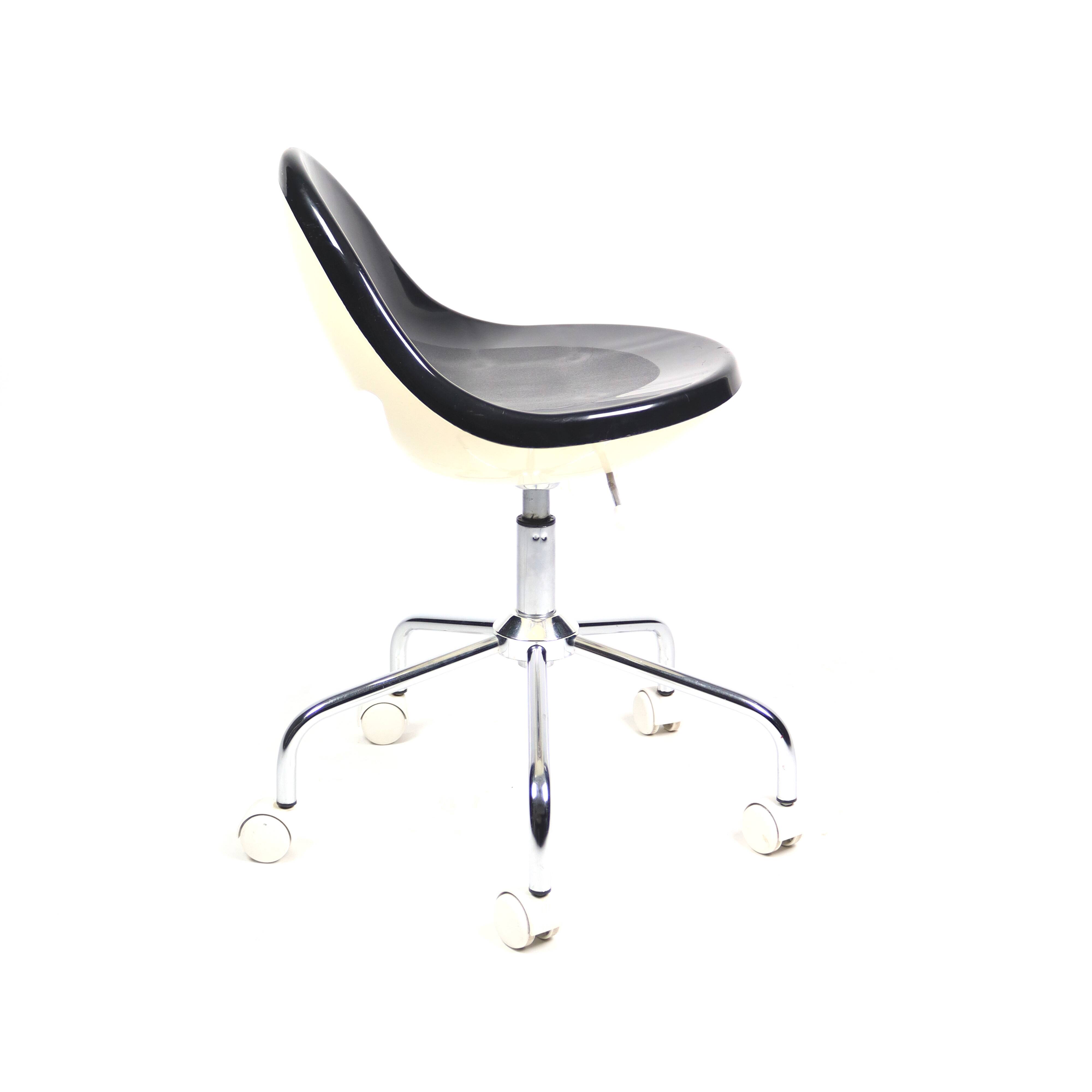 Chaise pivotante à roulettes Armet Greta, 1970