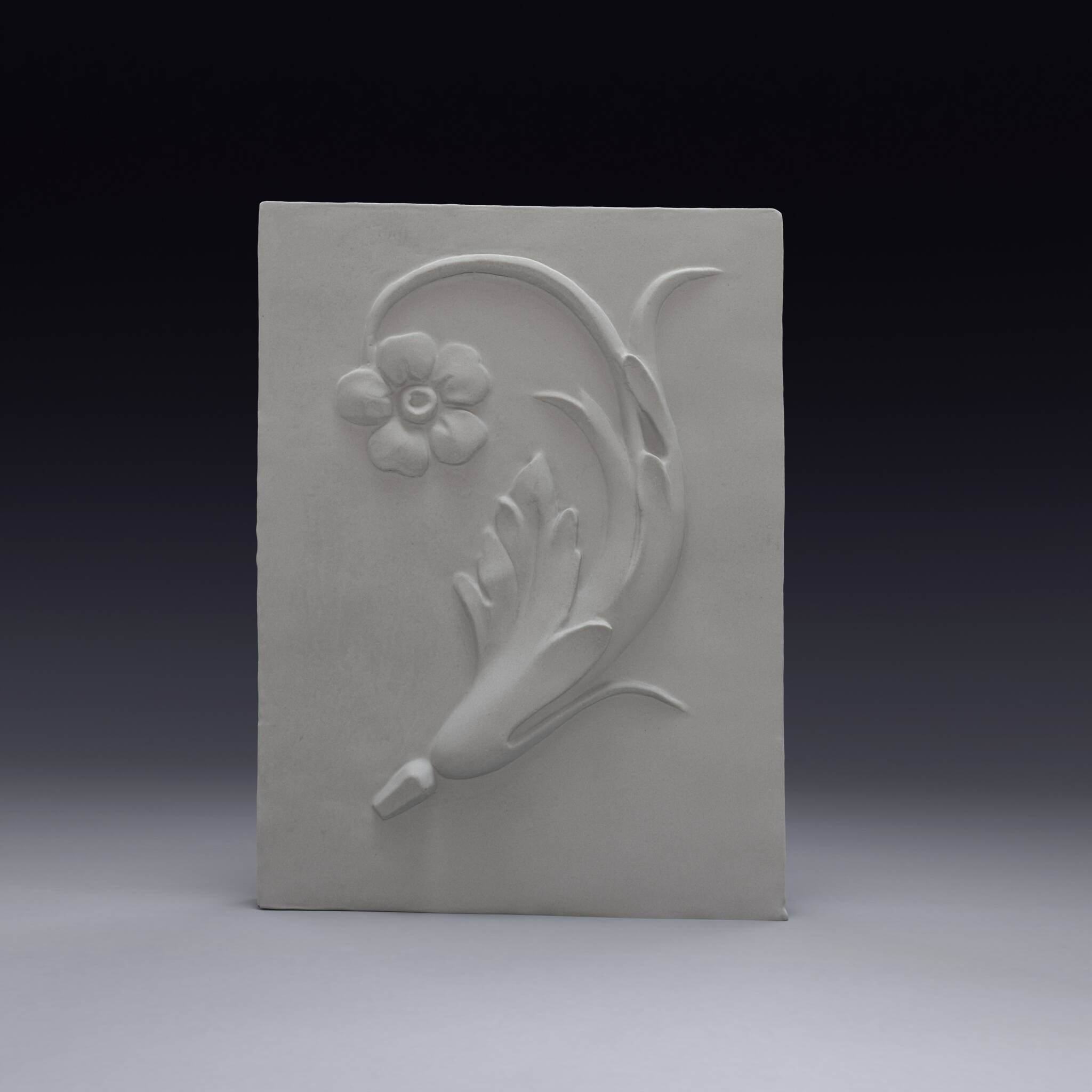Bas-relief en plâtre d'une feuille d'acanthe avec une fleur.