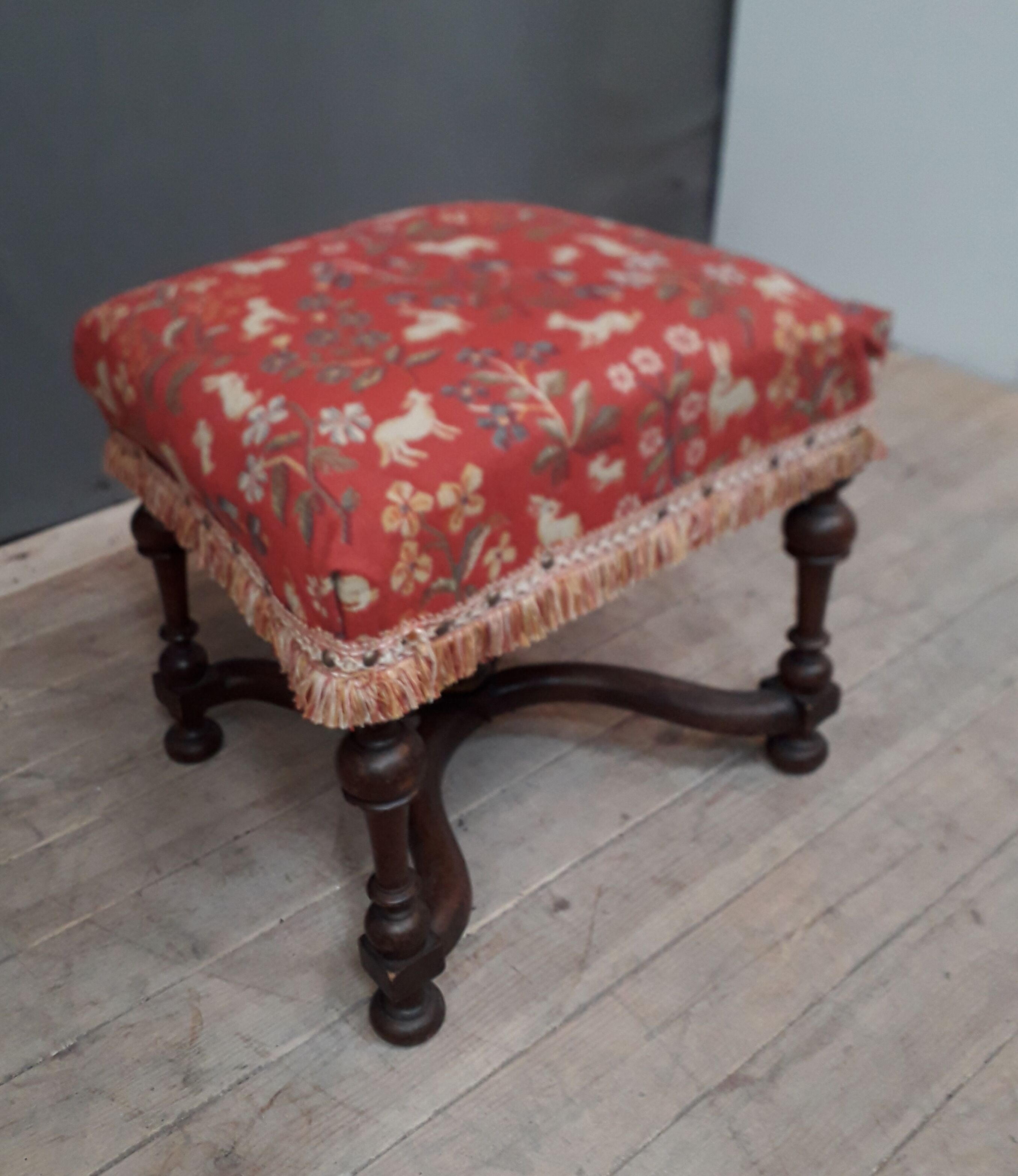 Pouf style Louis XIII