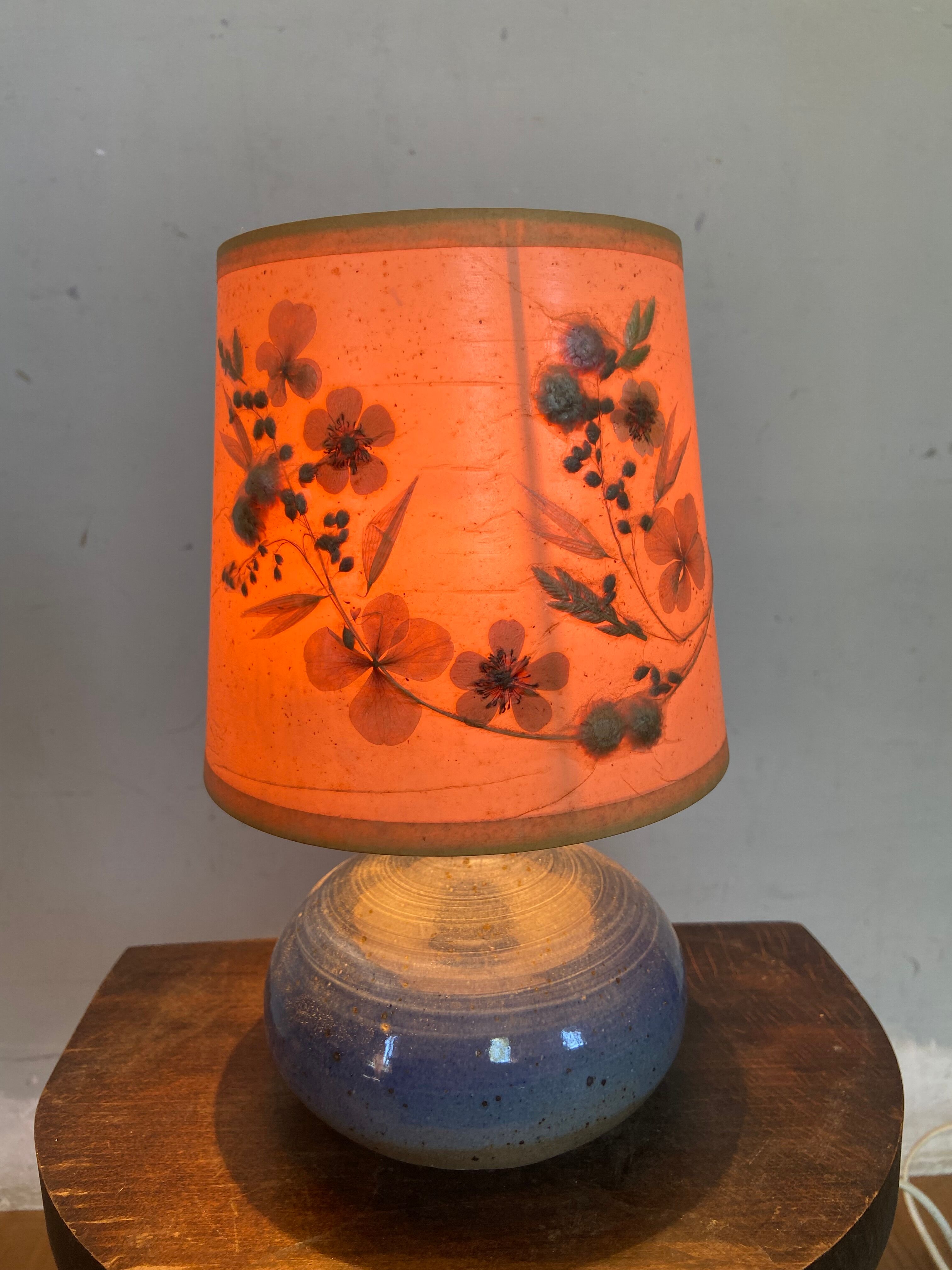 Table lamp in blue stoneware and vintage herbarium lampshade