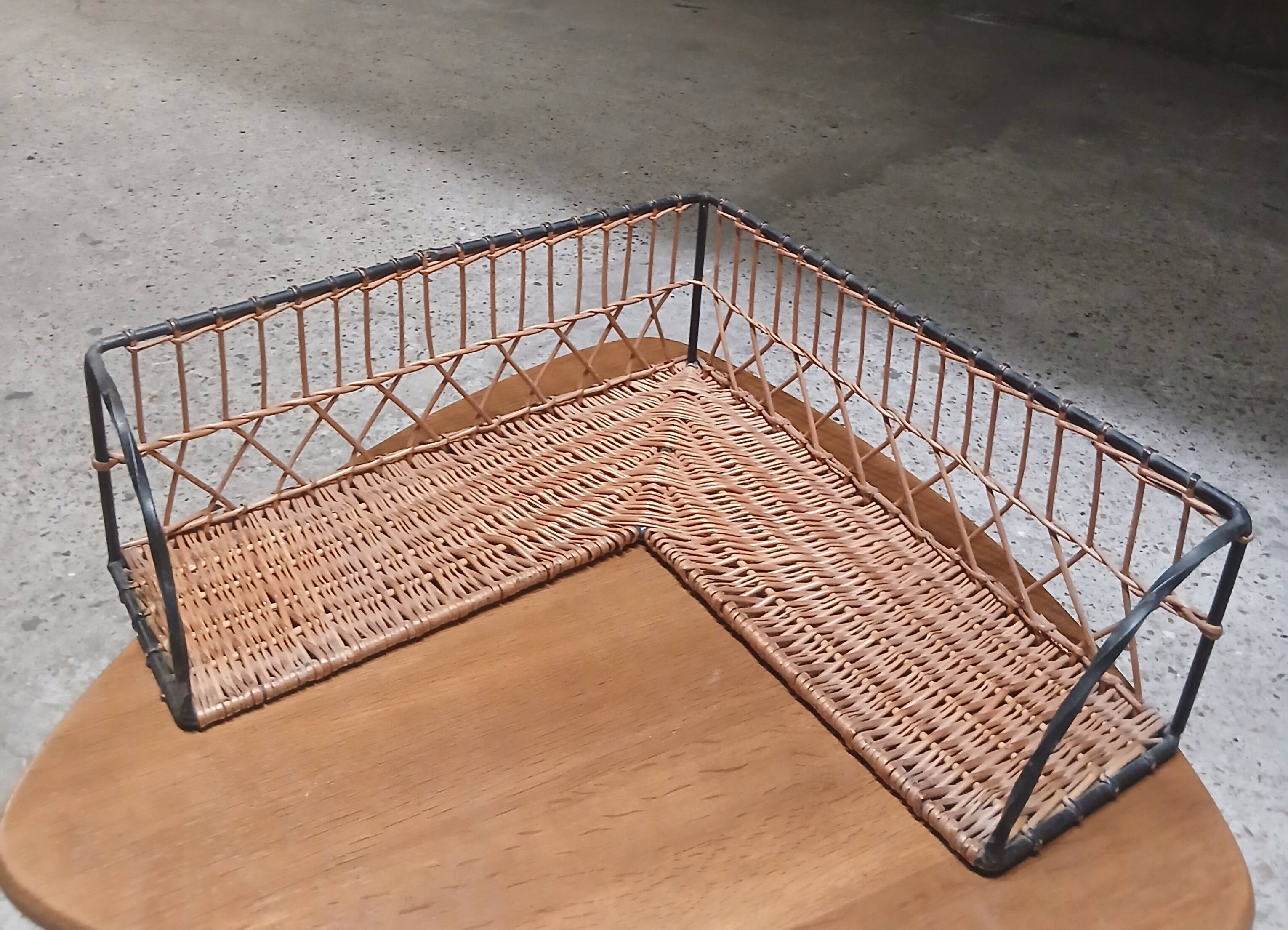 Paire d'étagères d'angle en osier à structure métallique