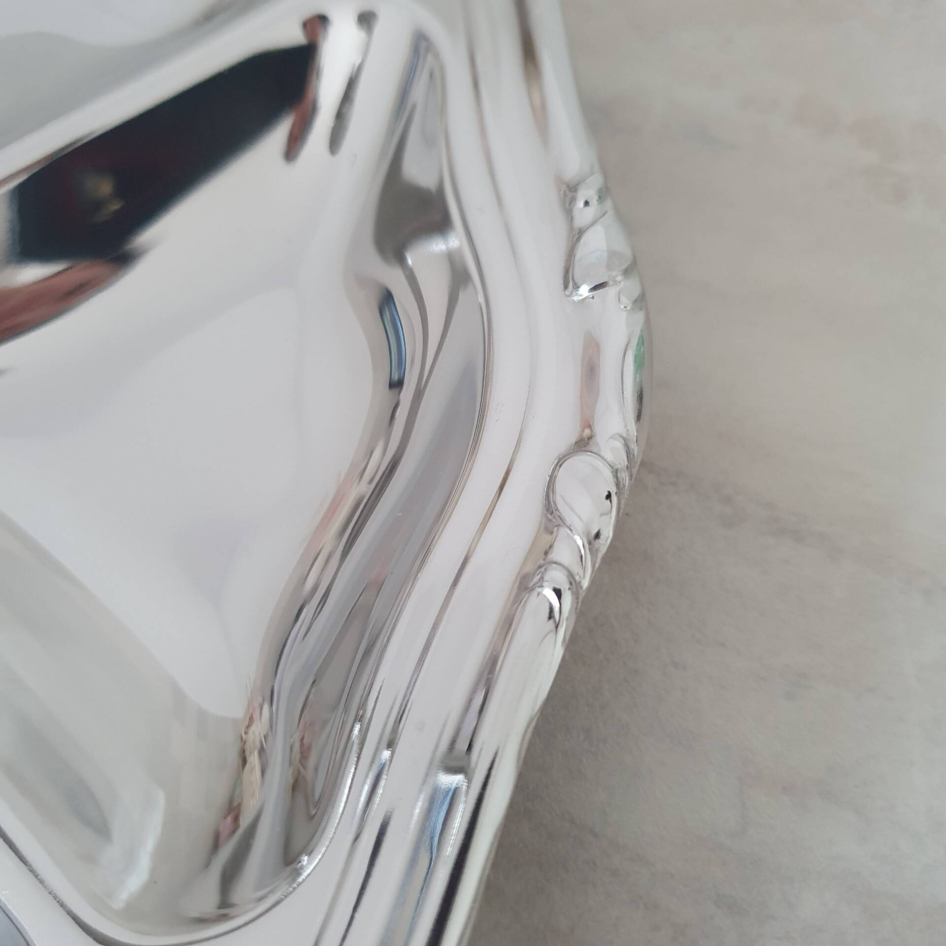 Guy Degrenne / Round platter with compartments and central stainless steel handle