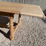 Stretchable stripped farmhouse table