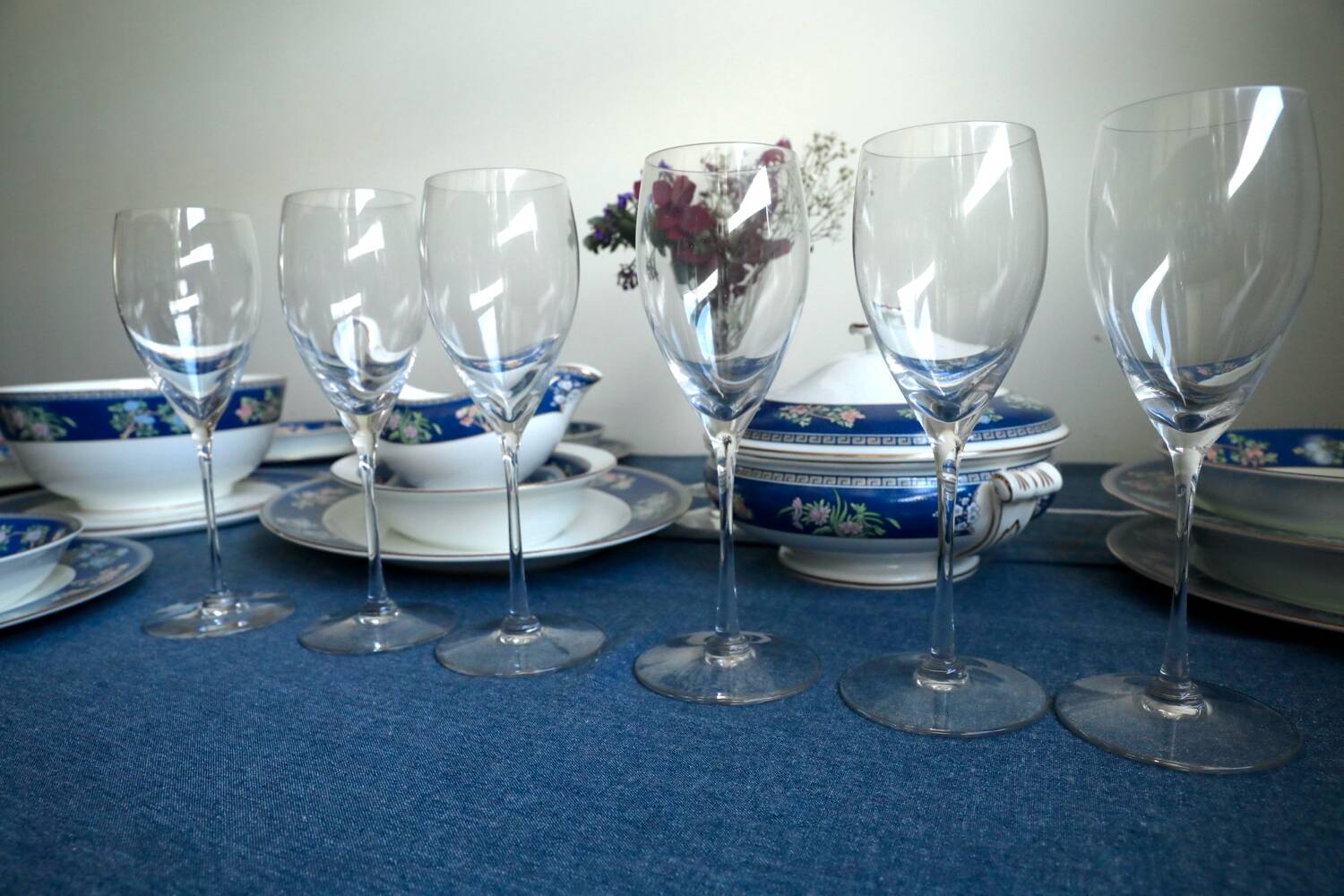 6 crystal champagne flutes from Saint-Louis and their box.