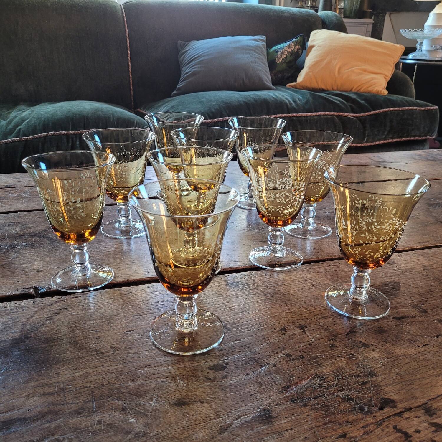 Lot de dix verres à pied ambrés gravés – années 1950