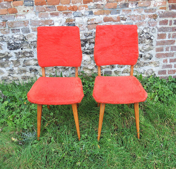 2 anciennes chaises ‘moumoute’ rouges