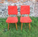 2 anciennes chaises ‘moumoute’ rouges