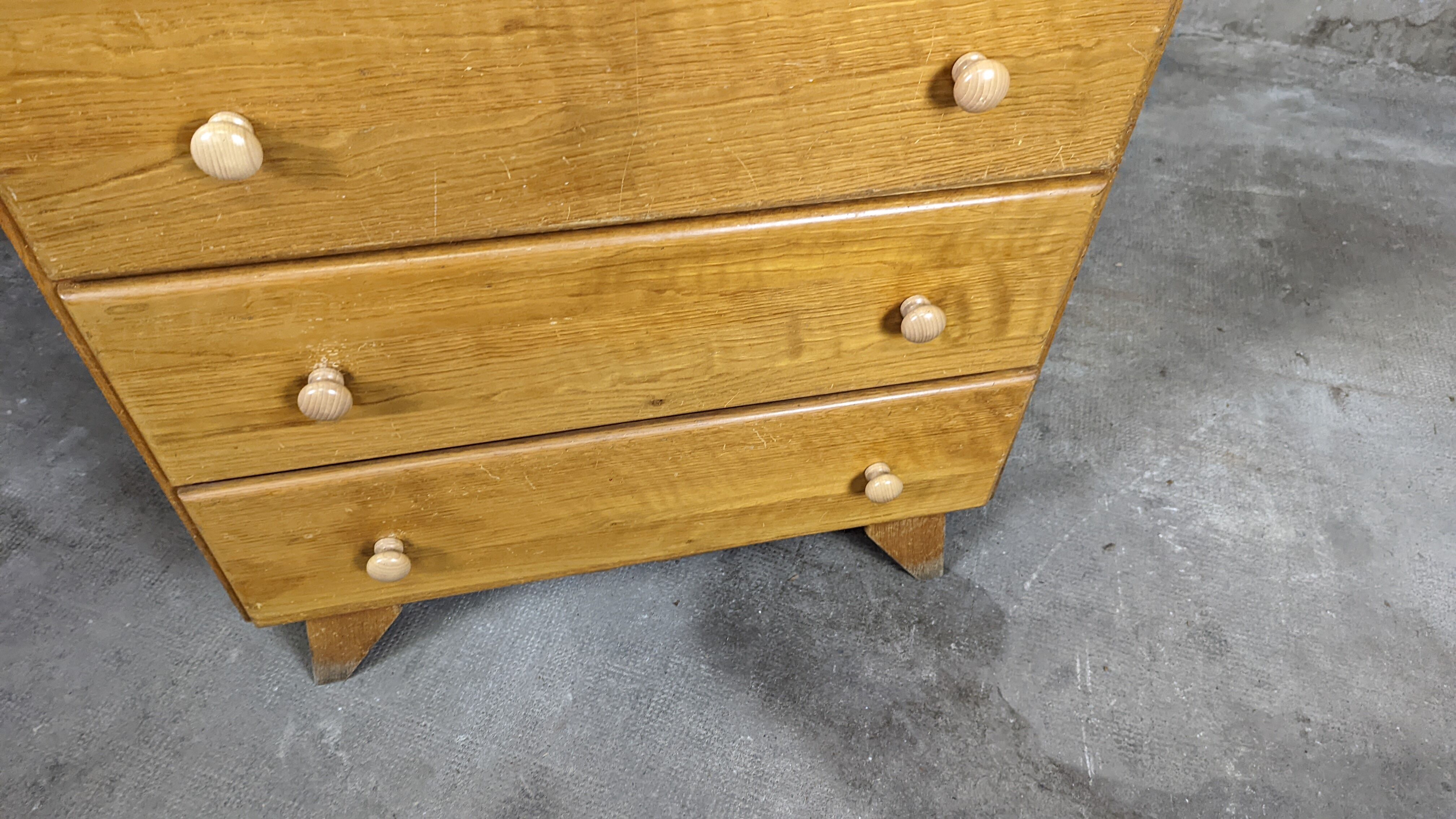 Scandinavian compass foot dresser