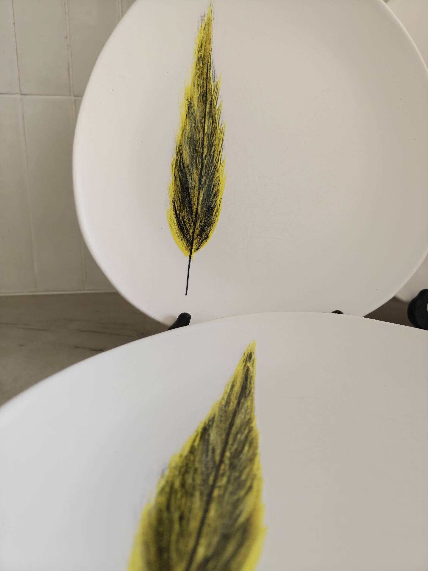 Set of 6 plates and 2 dishes.