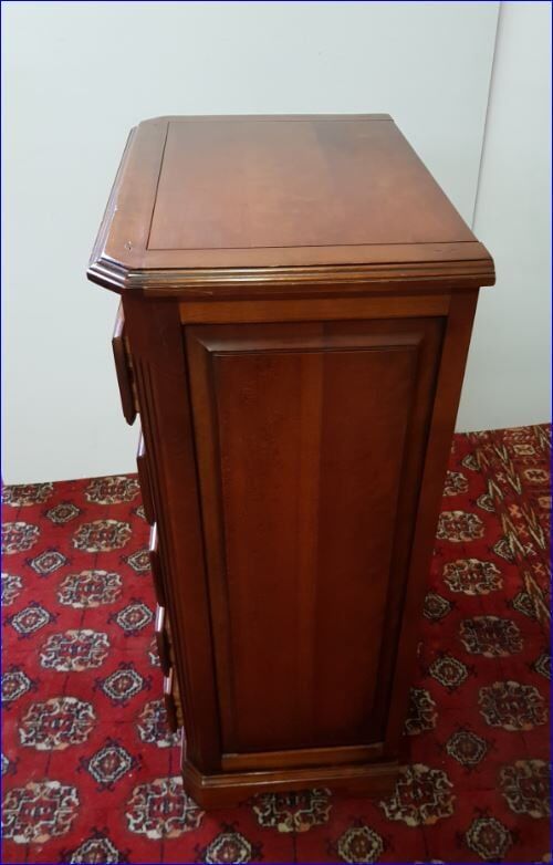 Chest of drawers in cherry