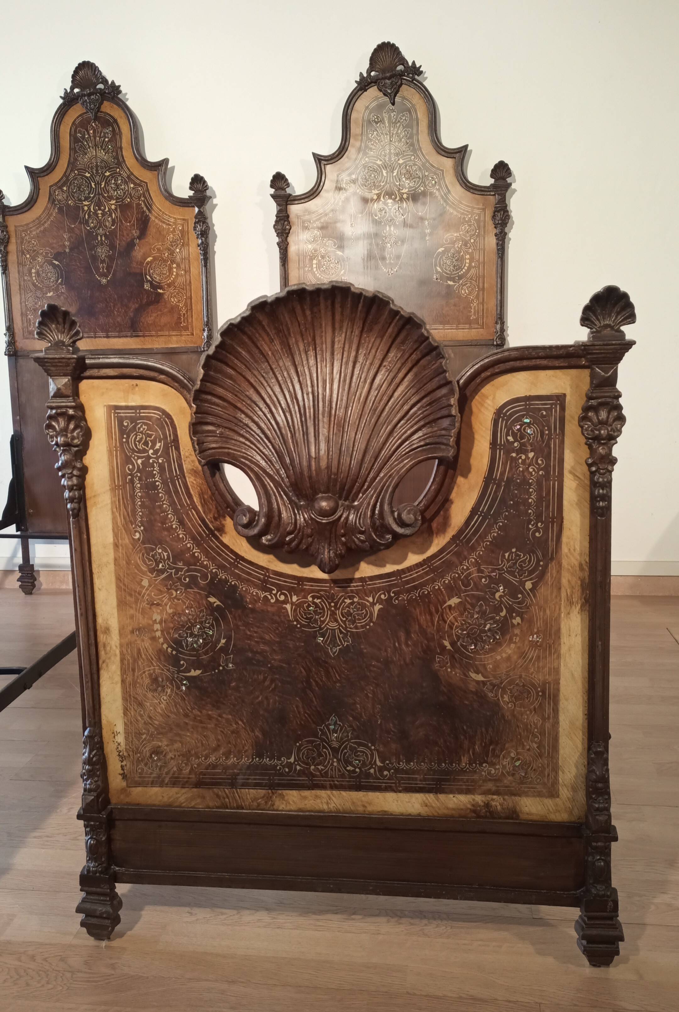 Commode à tiroirs ancienne en noyer italien du XIXe siècle