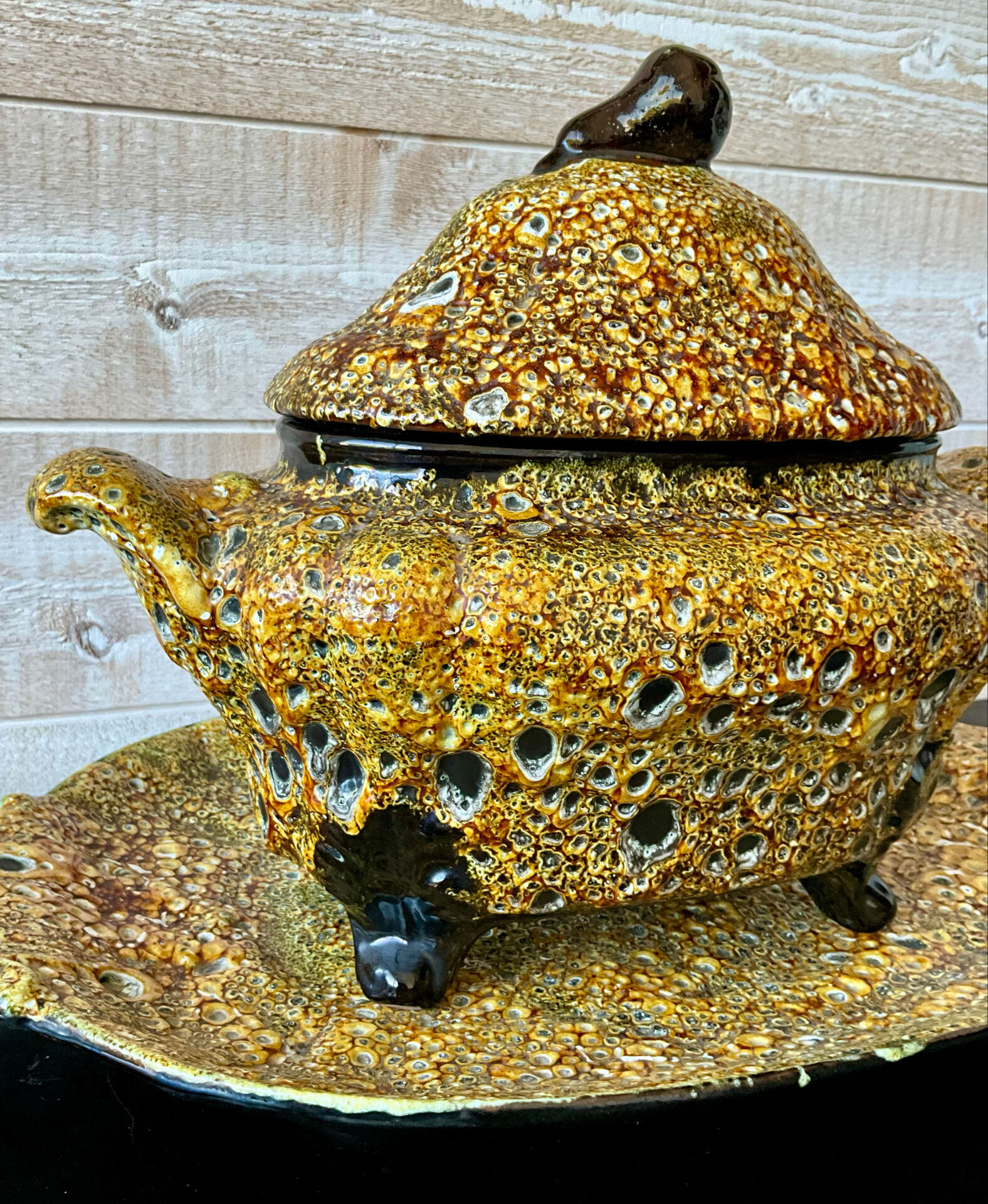 Soup tureen Émaux des Dunes and its tray