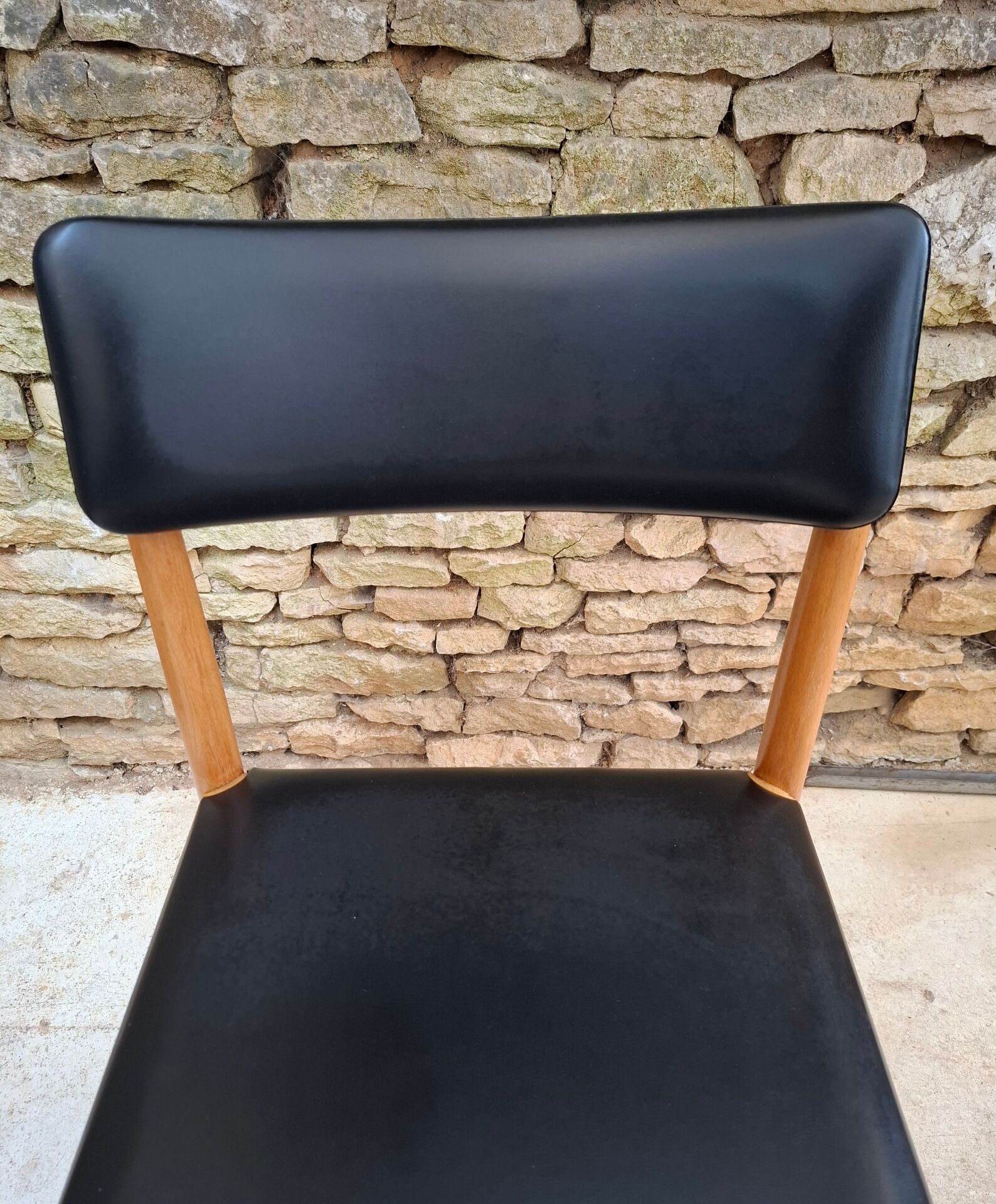 Chaise scandinave hêtre et skaï