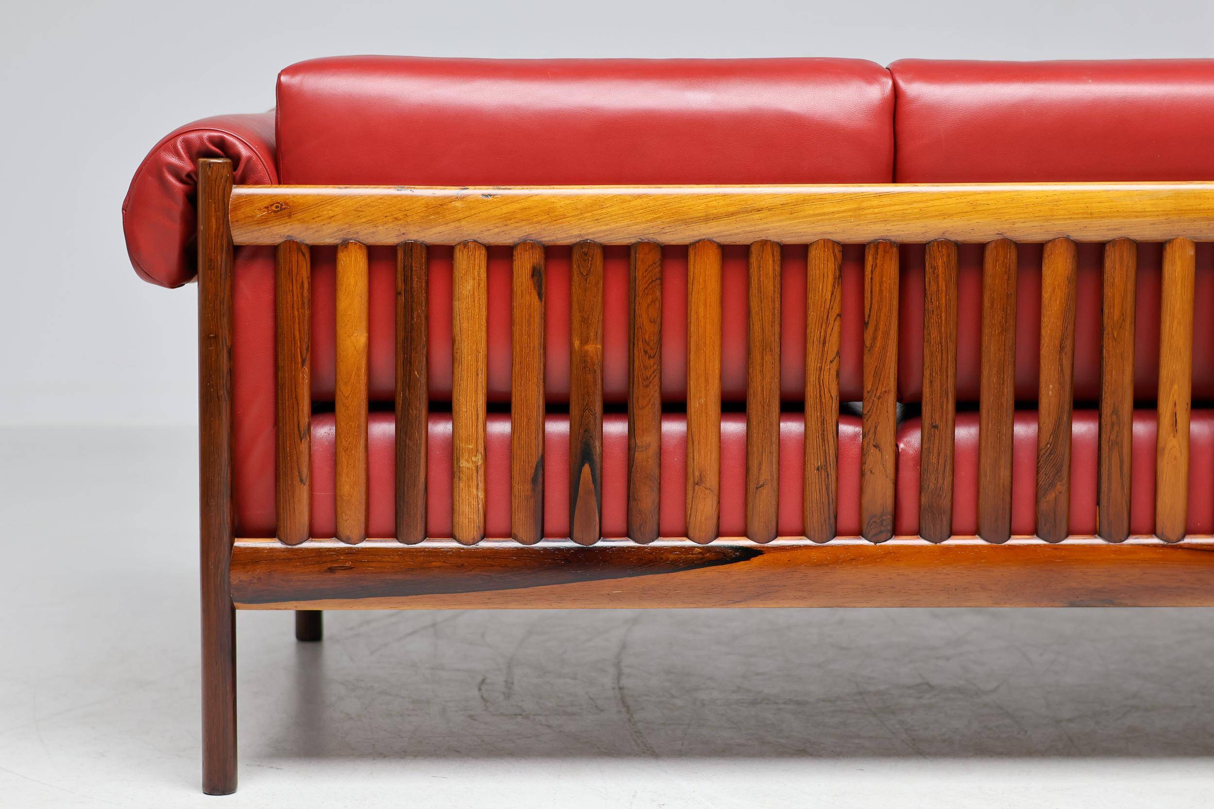Johannes Andersen modern mid-century Danish canapé in rosewood and burgundy leather