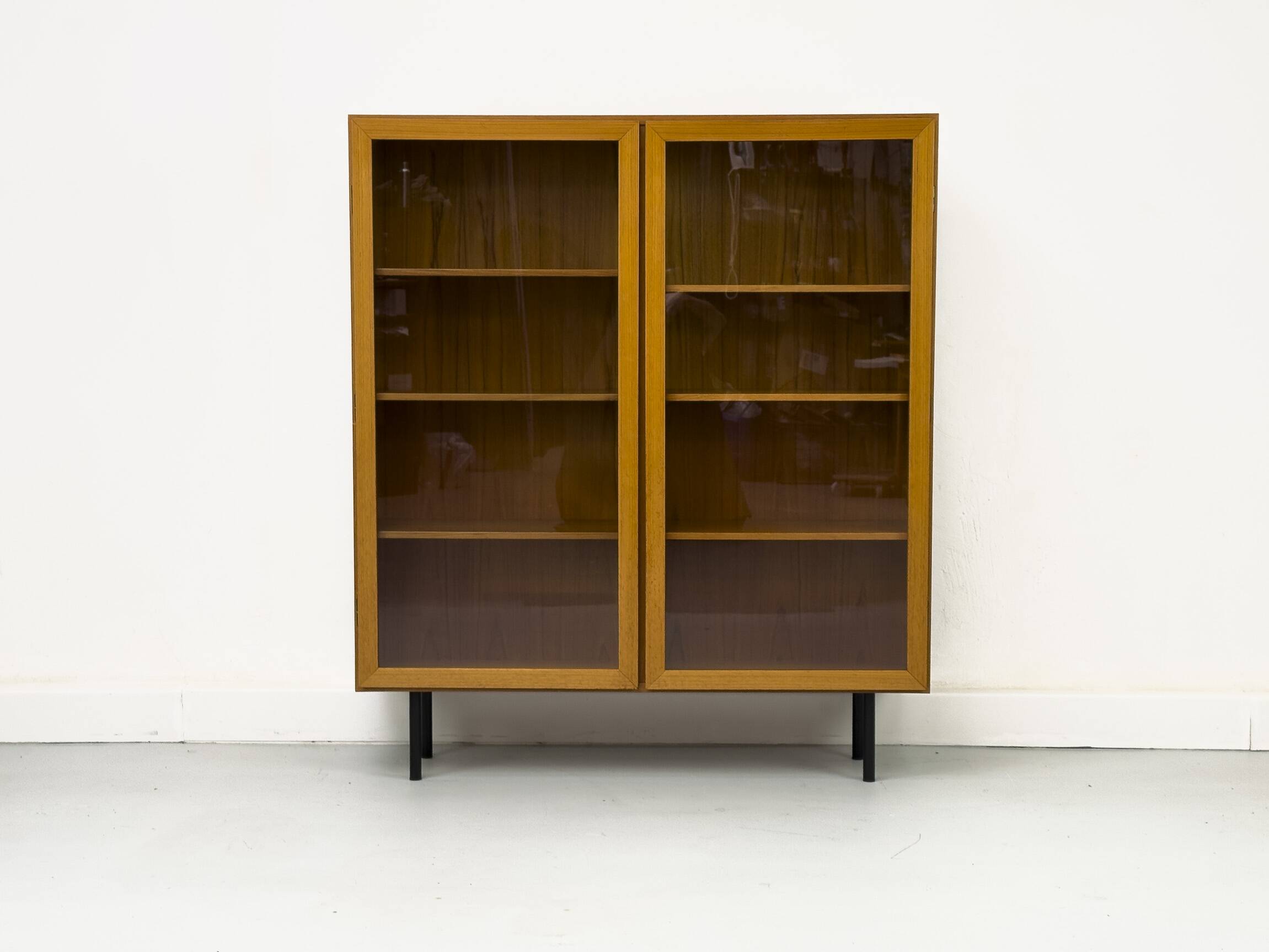 Armoire en teck avec portes vitrées d'Omann Jun, années 1960