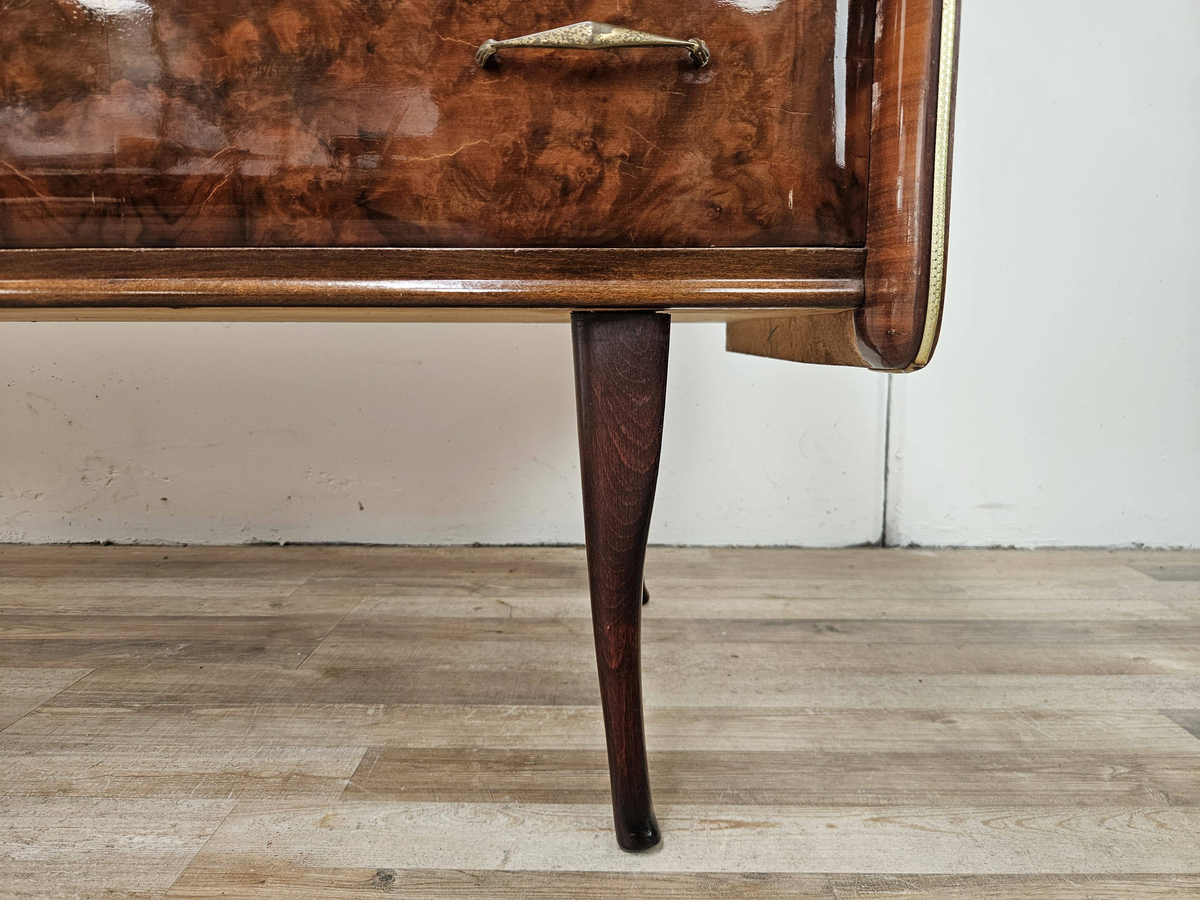 Commode en noyer avec dessus en verre double.