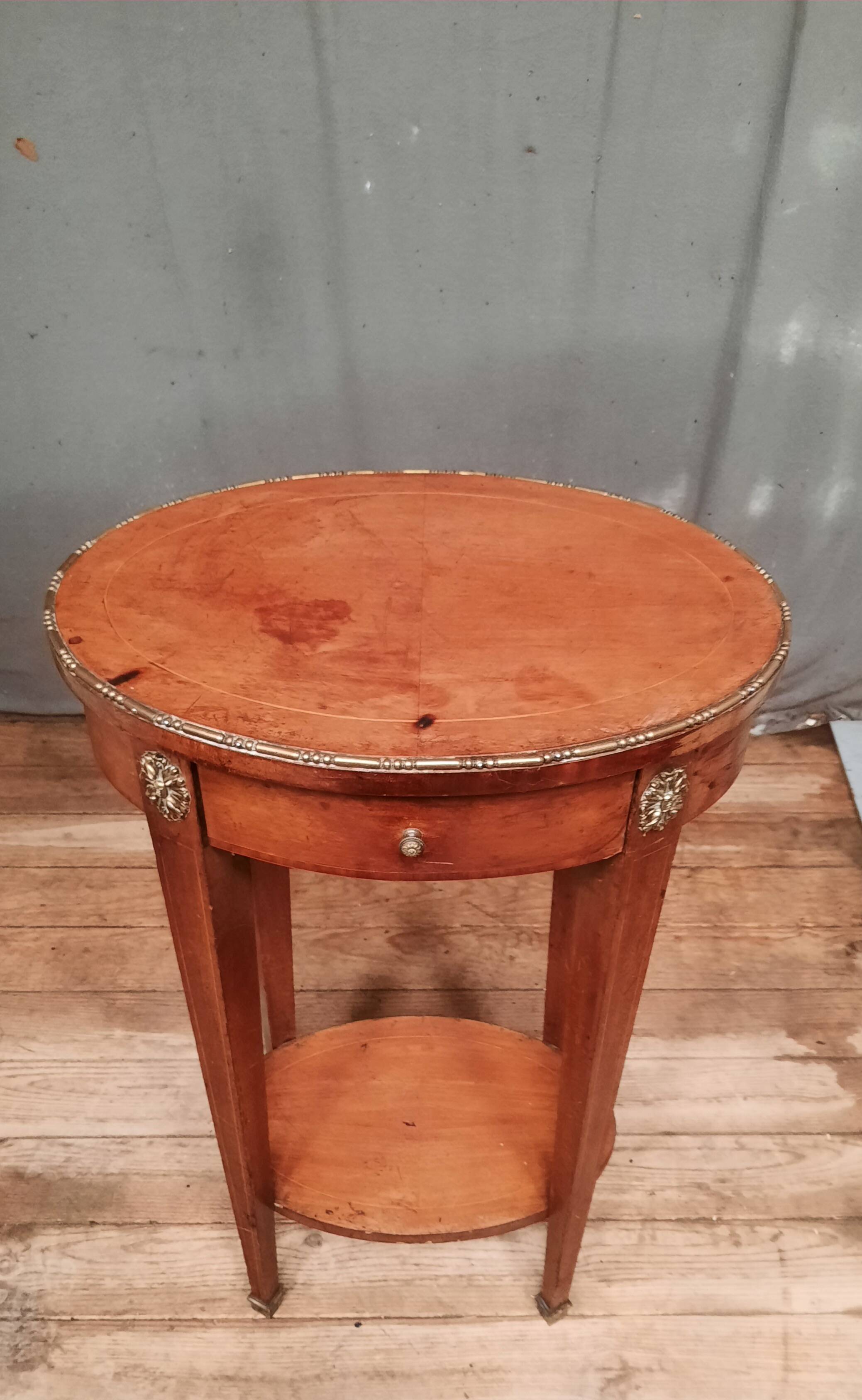 Oval marquette side table