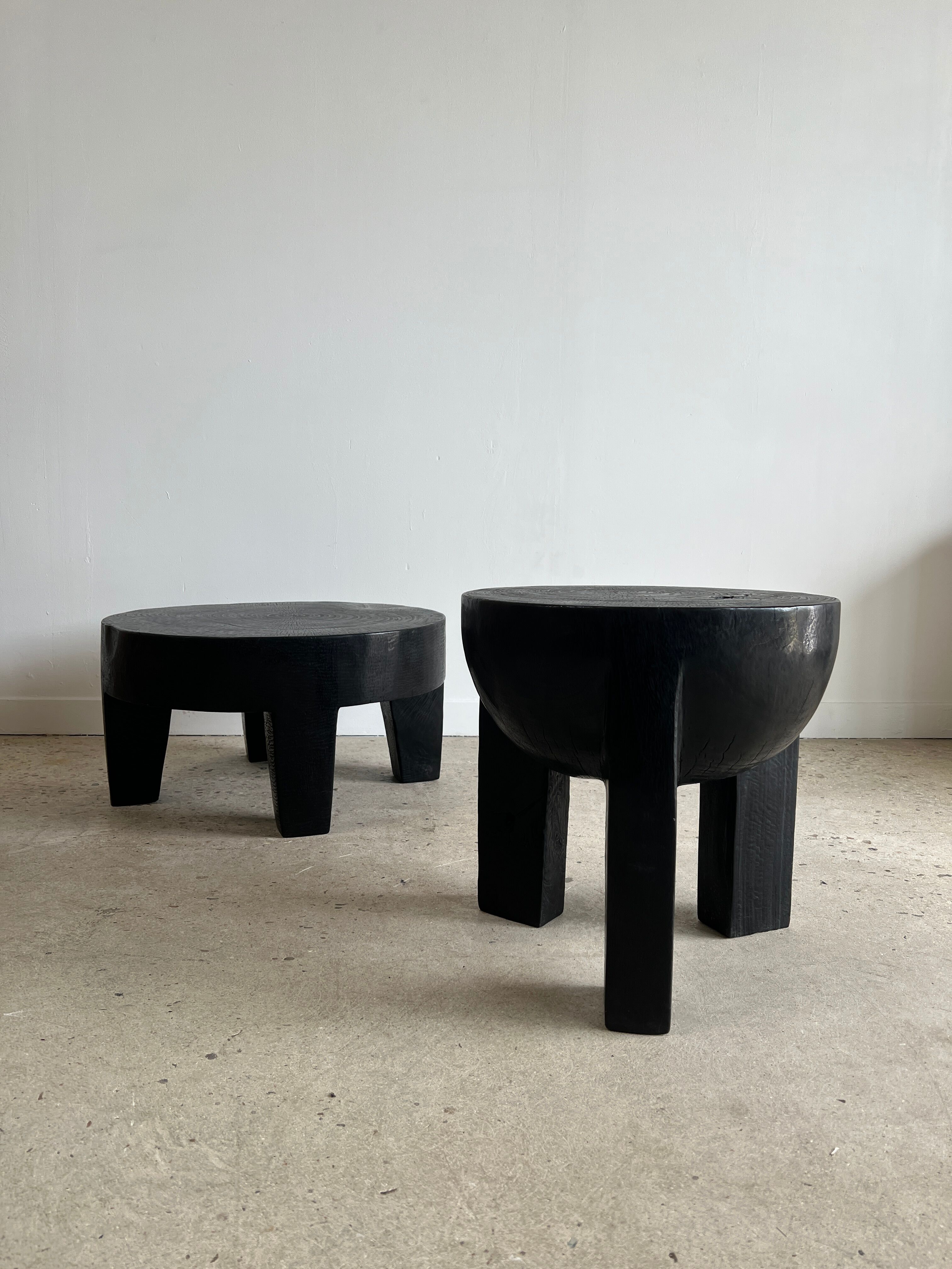 Black mango wood tripod side table with a semi-spherical top, height: 45 cm, diameter: 44 cm.