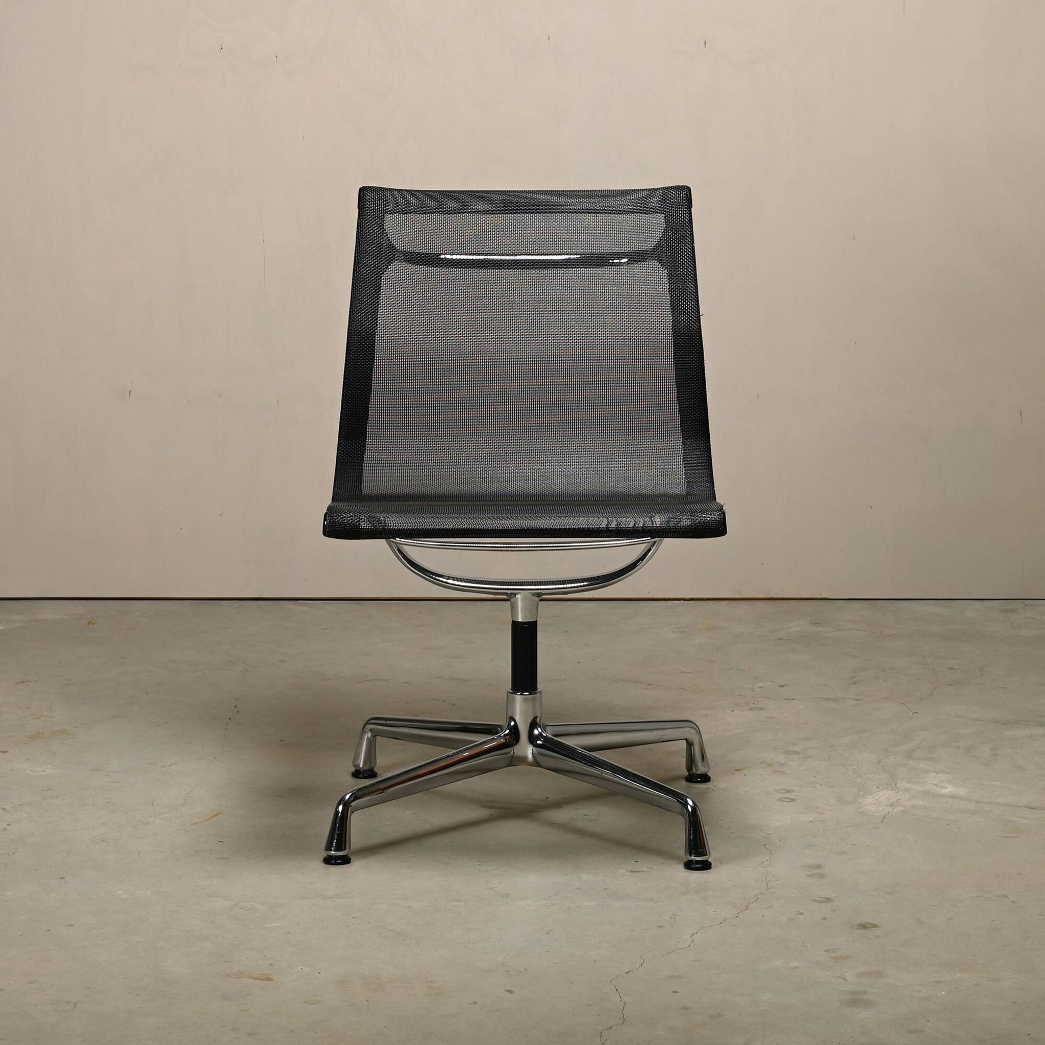 Eames Aluminum Group EA106 Dining Chairs in Black Netweave Mesh, Vitra