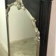 Miroir trumeau en bois noir et argenté patiné de style Louis XV