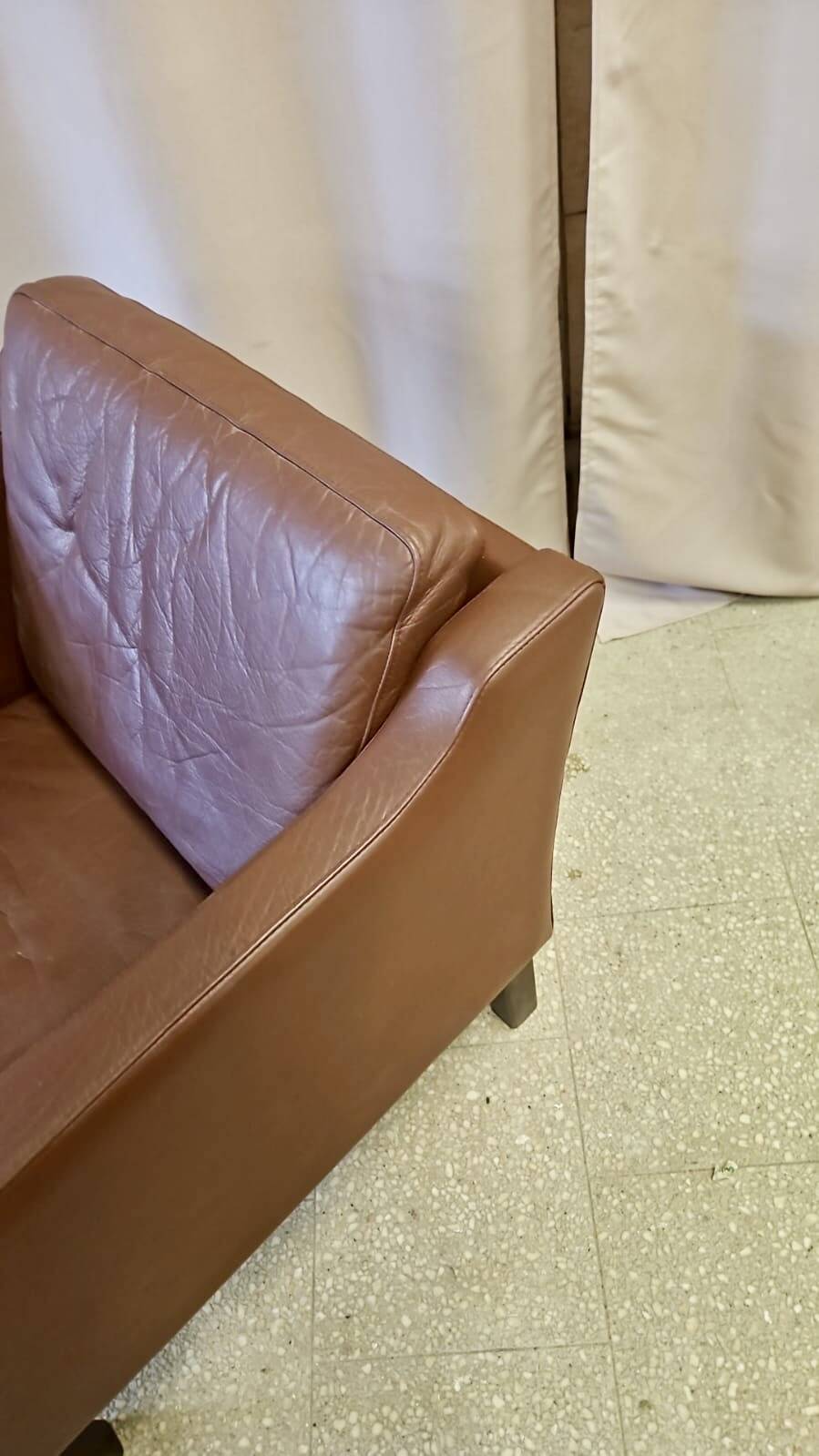 Fauteuil danois en cuir marron à dossier bas 1960
