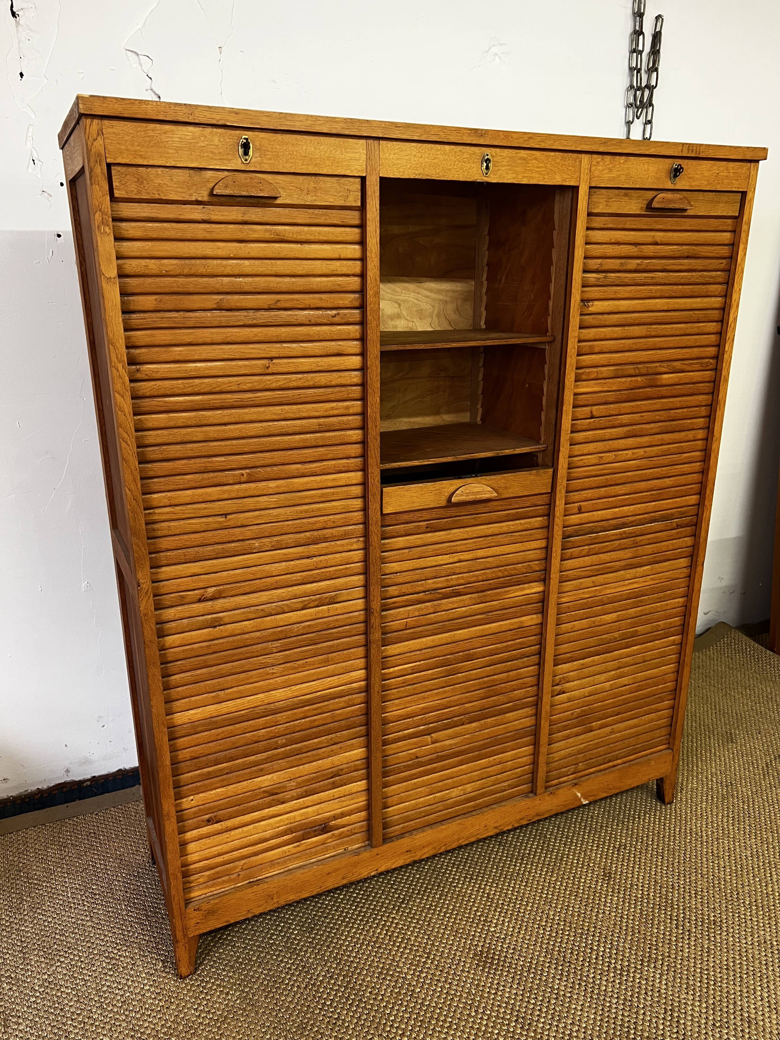 Curtain cabinet 3 columns