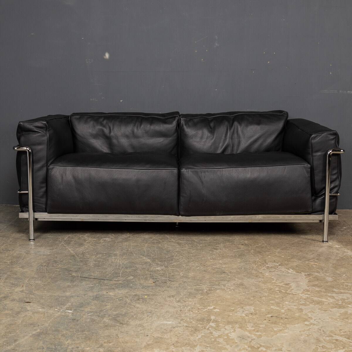 3 fauteuil grand confort, deux places cassina sofa. le corbusier