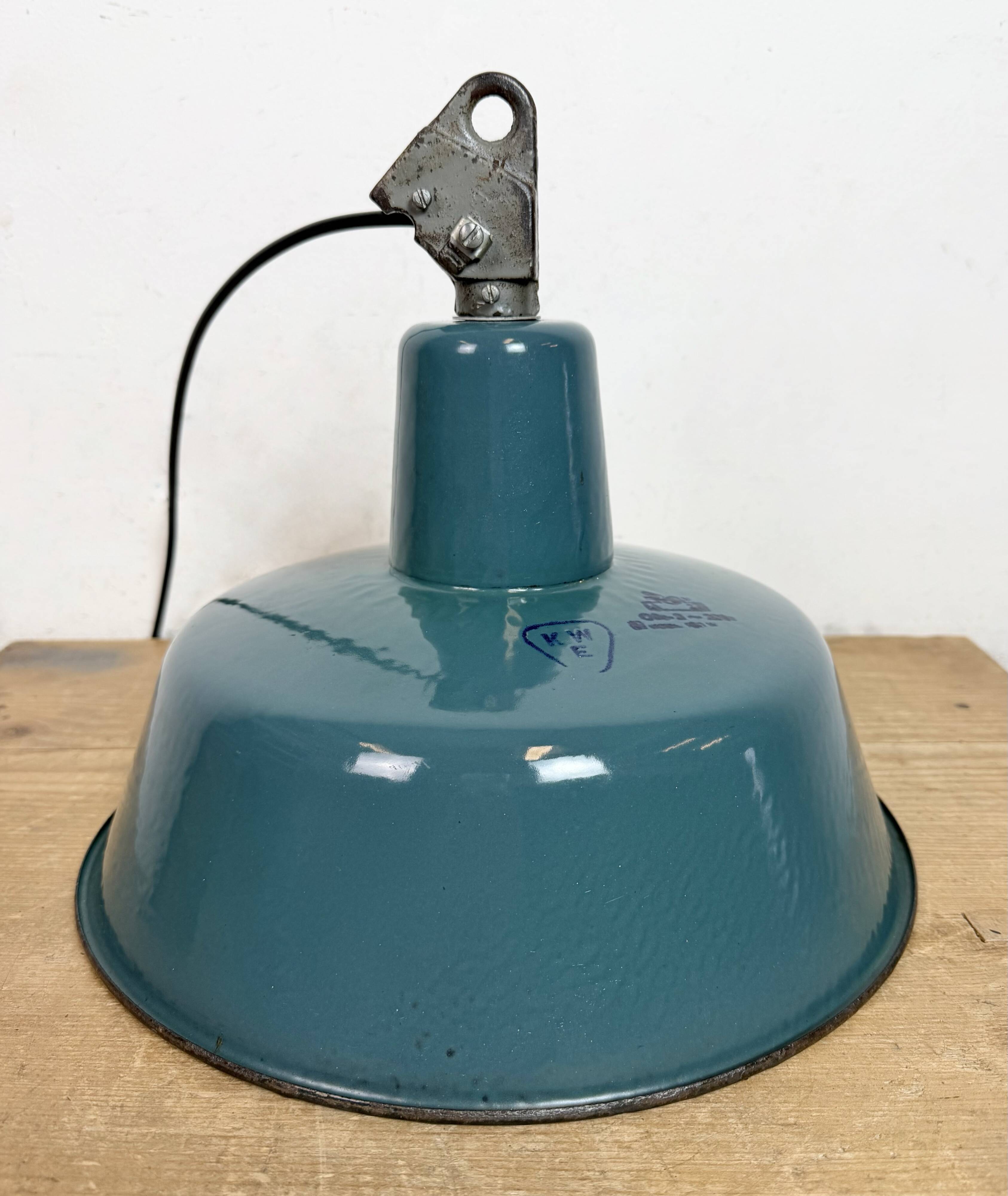 Lampe d'usine en émail pétrolier industriel avec dessus en fonte, années 1960.