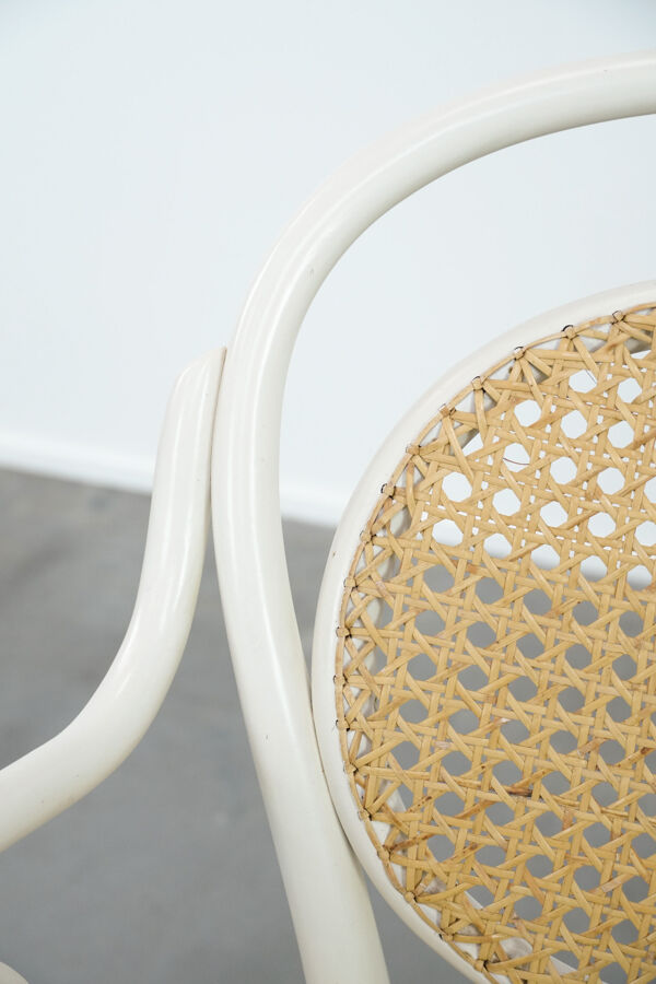 Chaise de bistrot blanche vintage avec accoudoirs, style Thonet